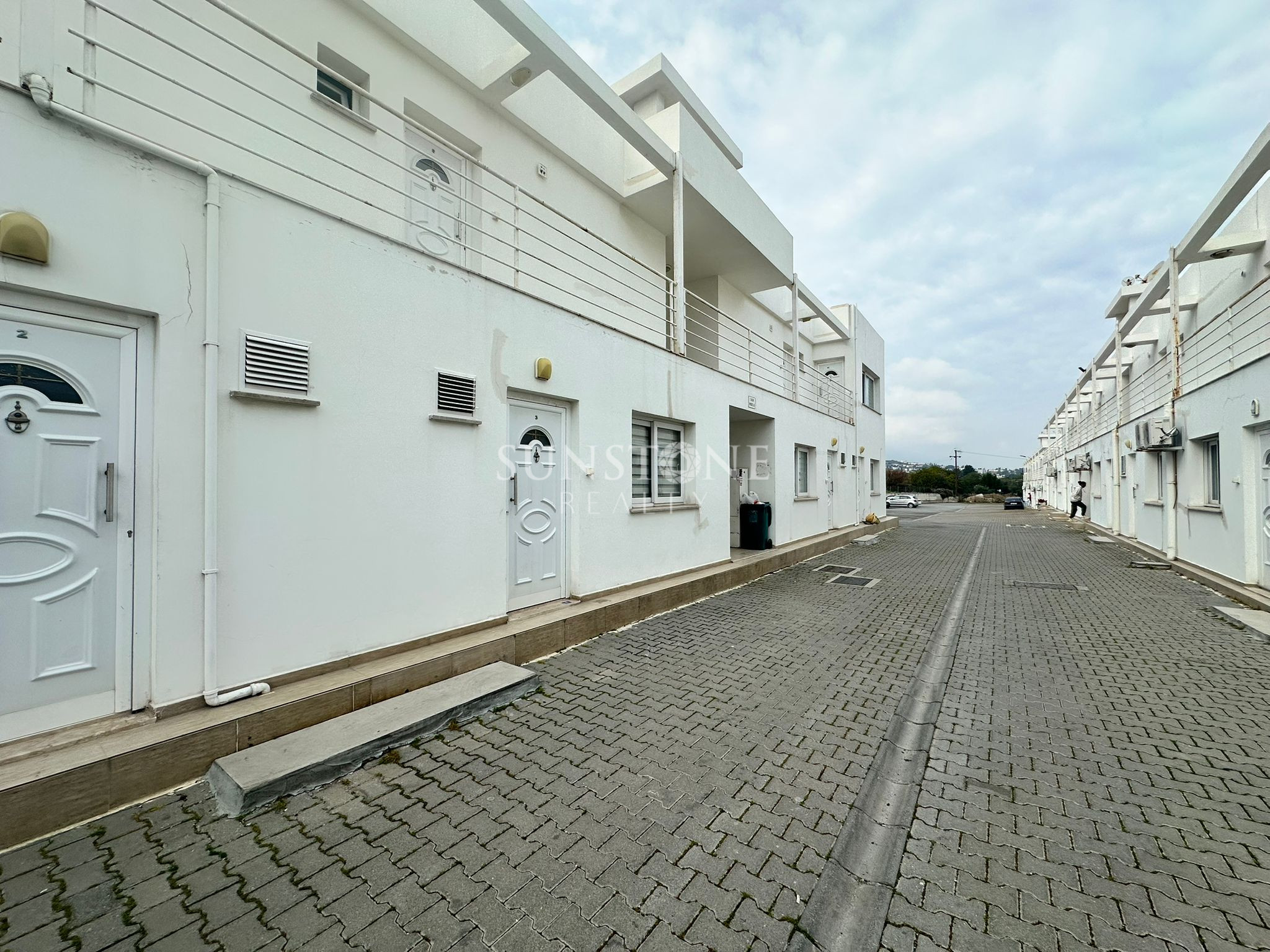 Kıbrıs Girne GAÜ yolunda Kiralık Full Eşyalı 1+1 Daire  2