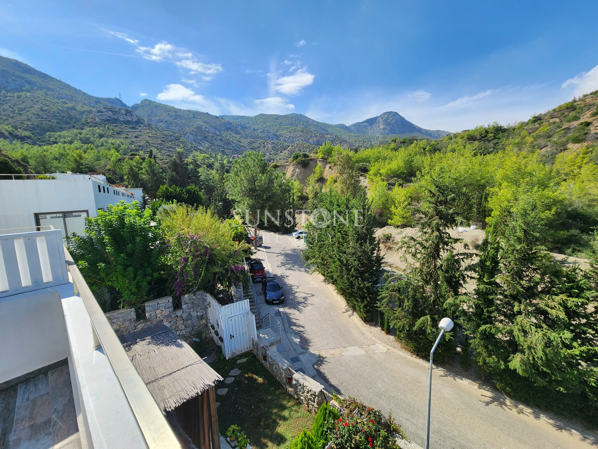  Girne Bellapais'te Dağ ve Doğa Manzaralı Full Eşyalı 4+1 Türk Koçanlı Satılık İkiz Villa. 34