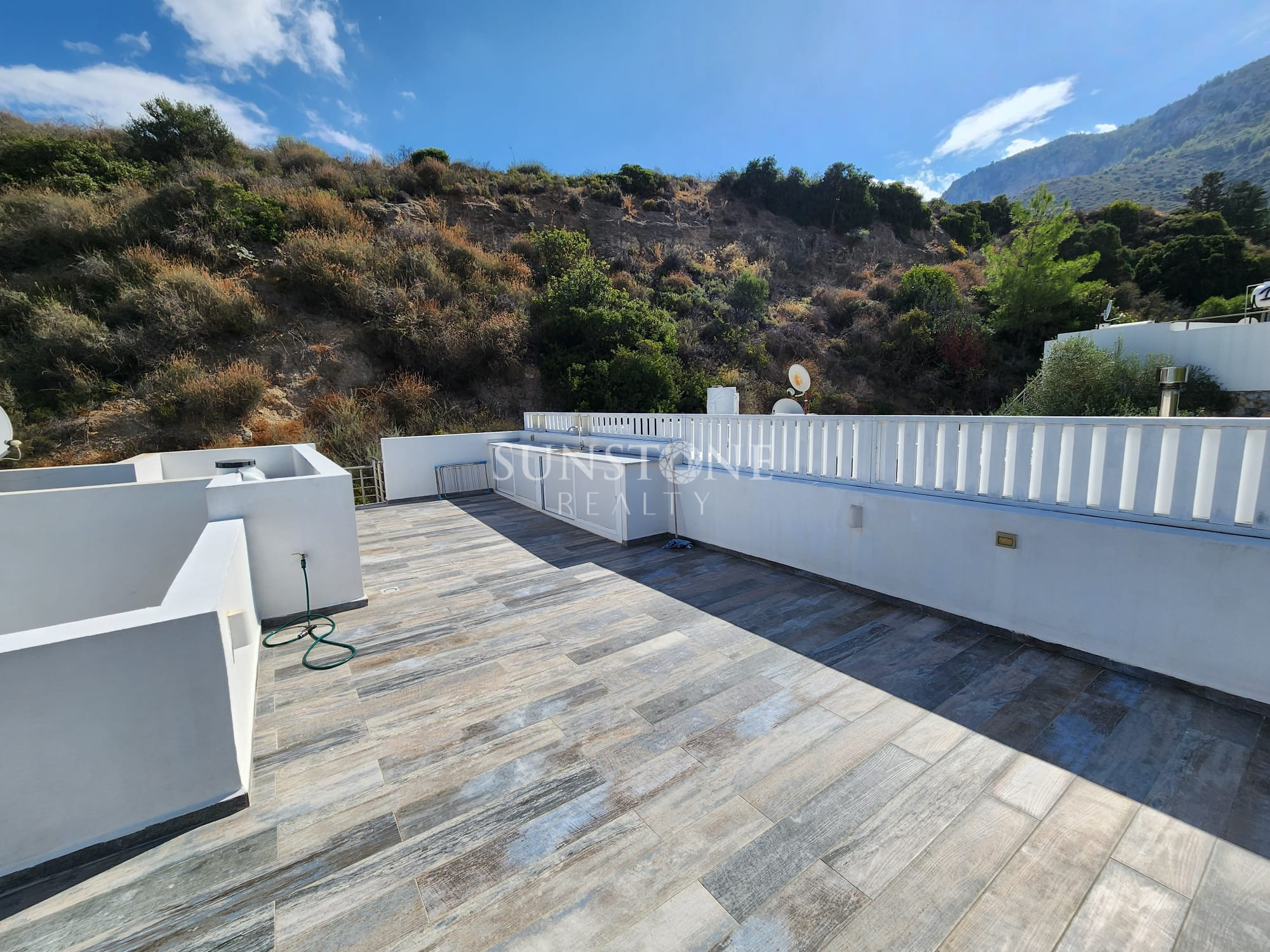  Girne Bellapais'te Dağ ve Doğa Manzaralı Full Eşyalı 4+1 Türk Koçanlı Satılık İkiz Villa. 27