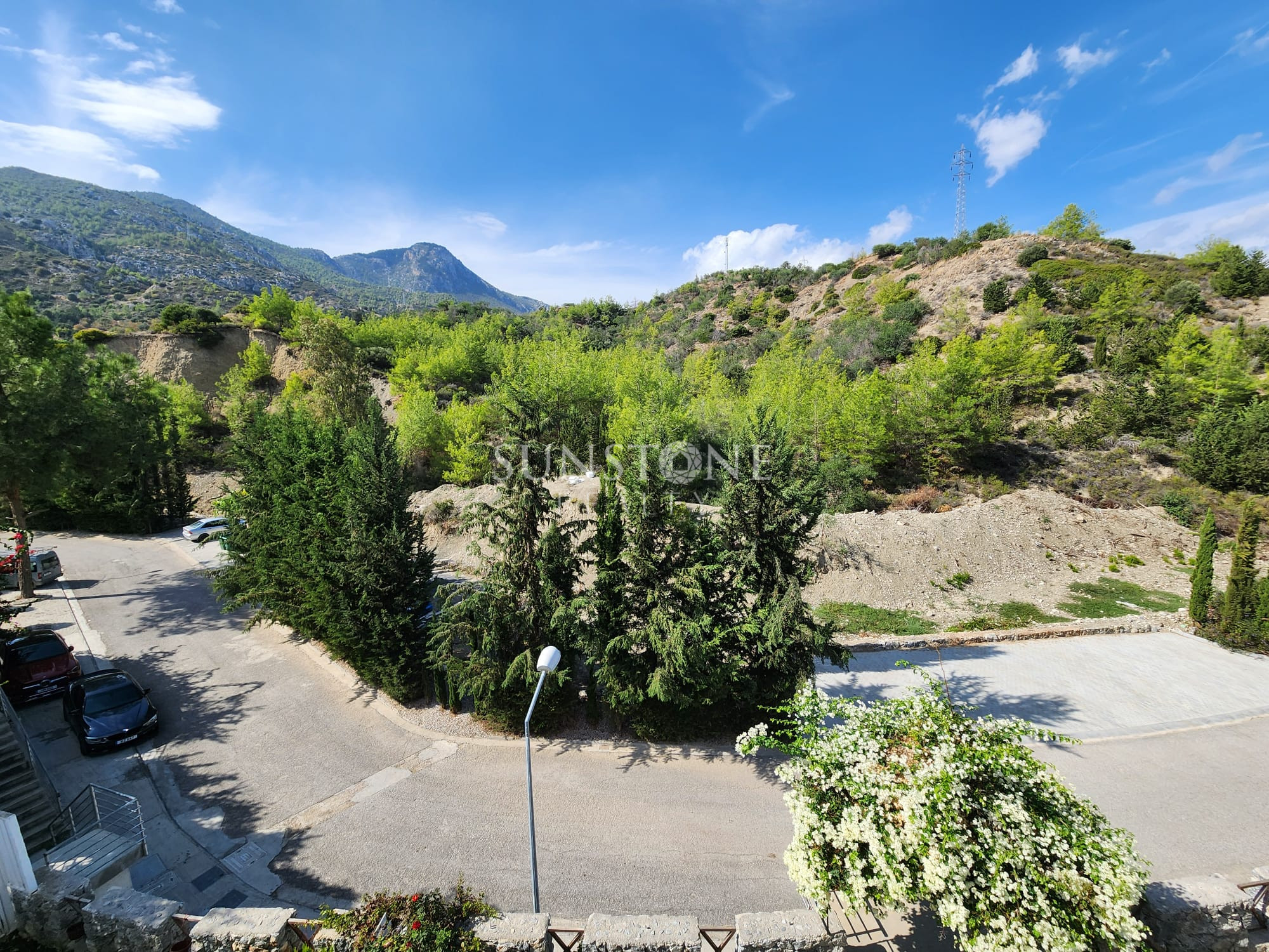  Girne Bellapais'te Dağ ve Doğa Manzaralı Full Eşyalı 4+1 Türk Koçanlı Satılık İkiz Villa. 35