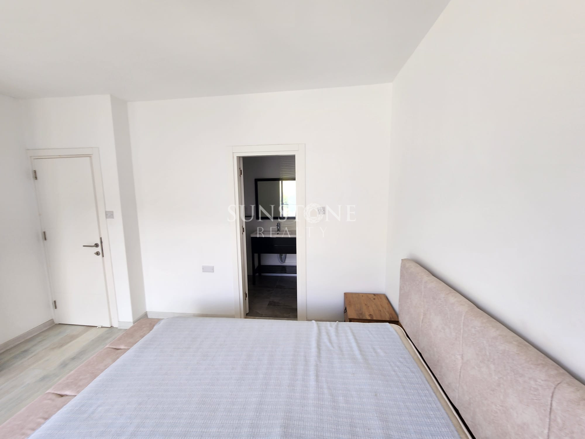  Girne Bellapais'te Dağ ve Doğa Manzaralı Full Eşyalı 4+1 Türk Koçanlı Satılık İkiz Villa. 17