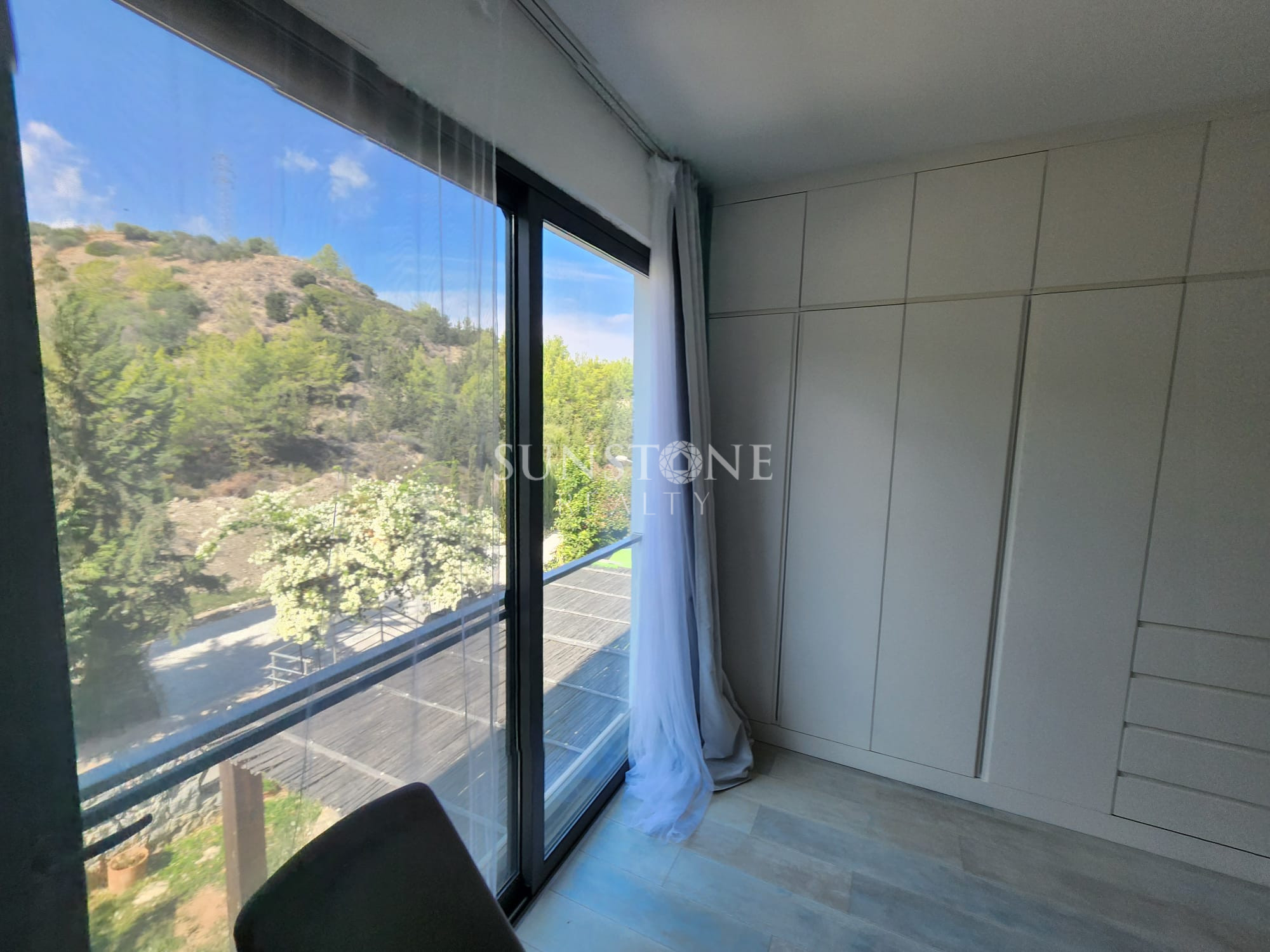  Girne Bellapais'te Dağ ve Doğa Manzaralı Full Eşyalı 4+1 Türk Koçanlı Satılık İkiz Villa. 19