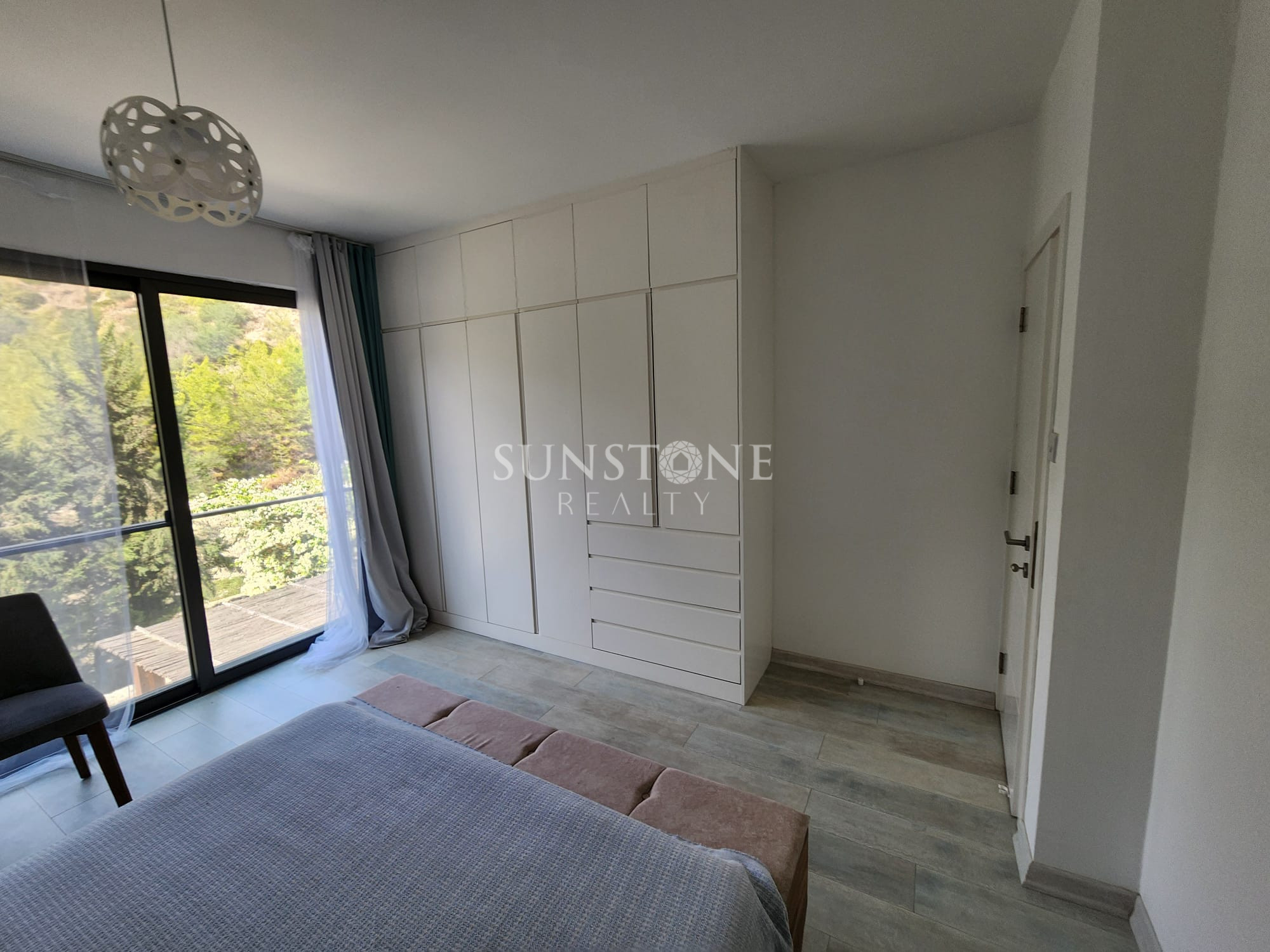  Girne Bellapais'te Dağ ve Doğa Manzaralı Full Eşyalı 4+1 Türk Koçanlı Satılık İkiz Villa. 16