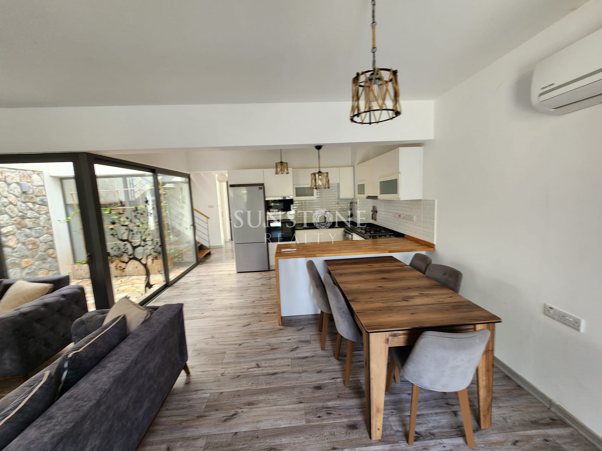  Girne Bellapais'te Dağ ve Doğa Manzaralı Full Eşyalı 4+1 Türk Koçanlı Satılık İkiz Villa. 3
