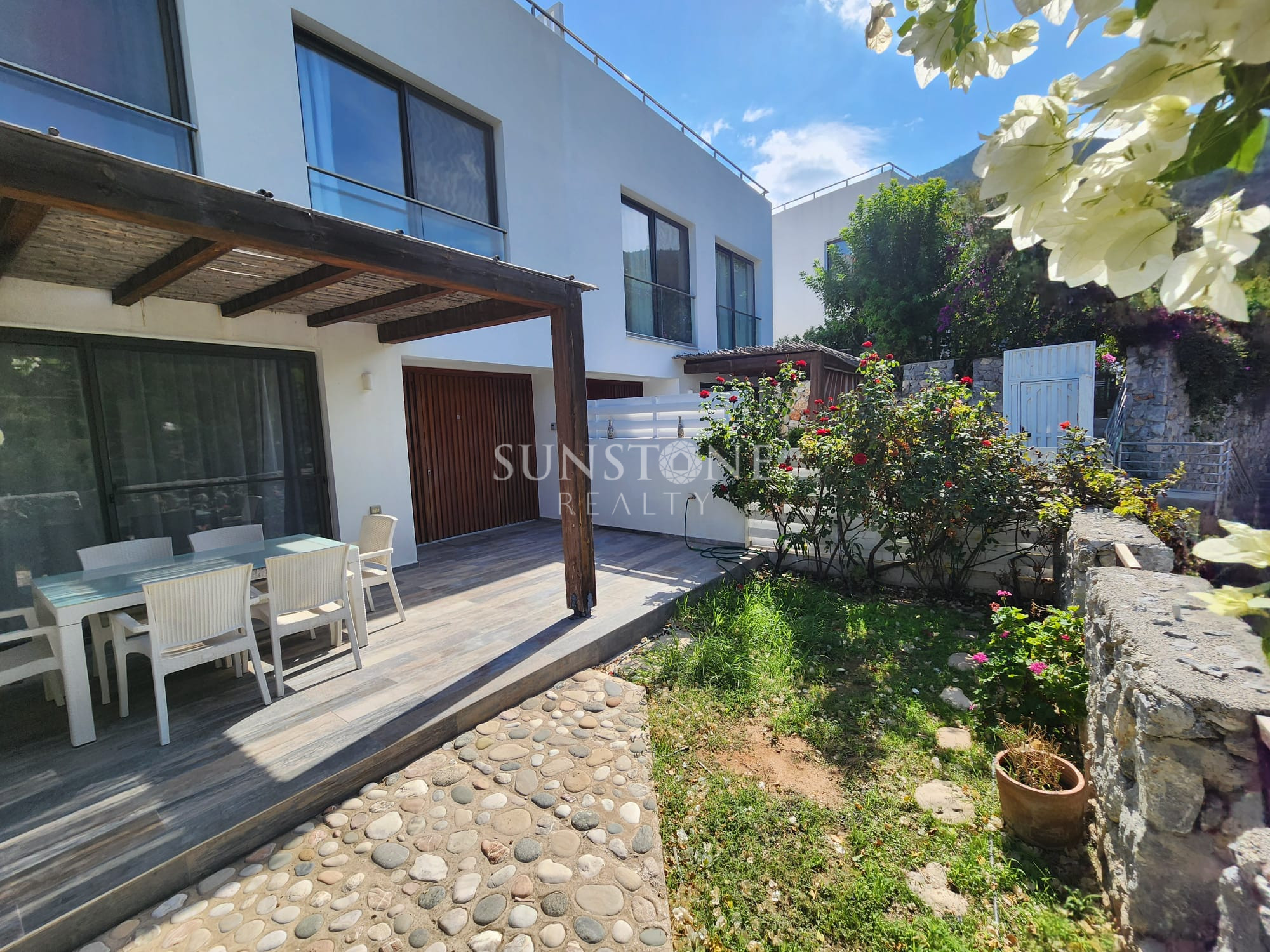  Girne Bellapais'te Dağ ve Doğa Manzaralı Full Eşyalı 4+1 Türk Koçanlı Satılık İkiz Villa. 23