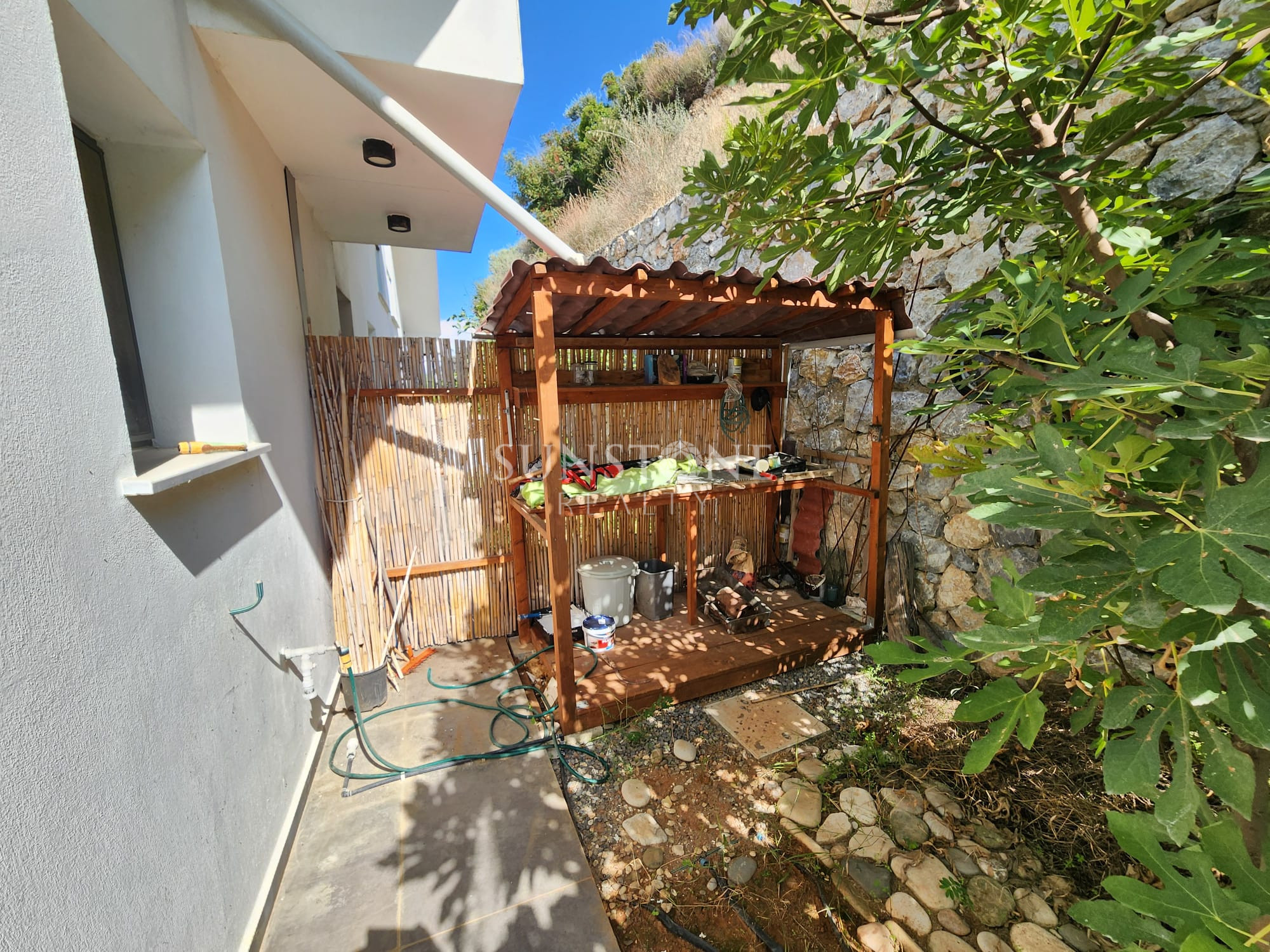  Girne Bellapais'te Dağ ve Doğa Manzaralı Full Eşyalı 4+1 Türk Koçanlı Satılık İkiz Villa. 32