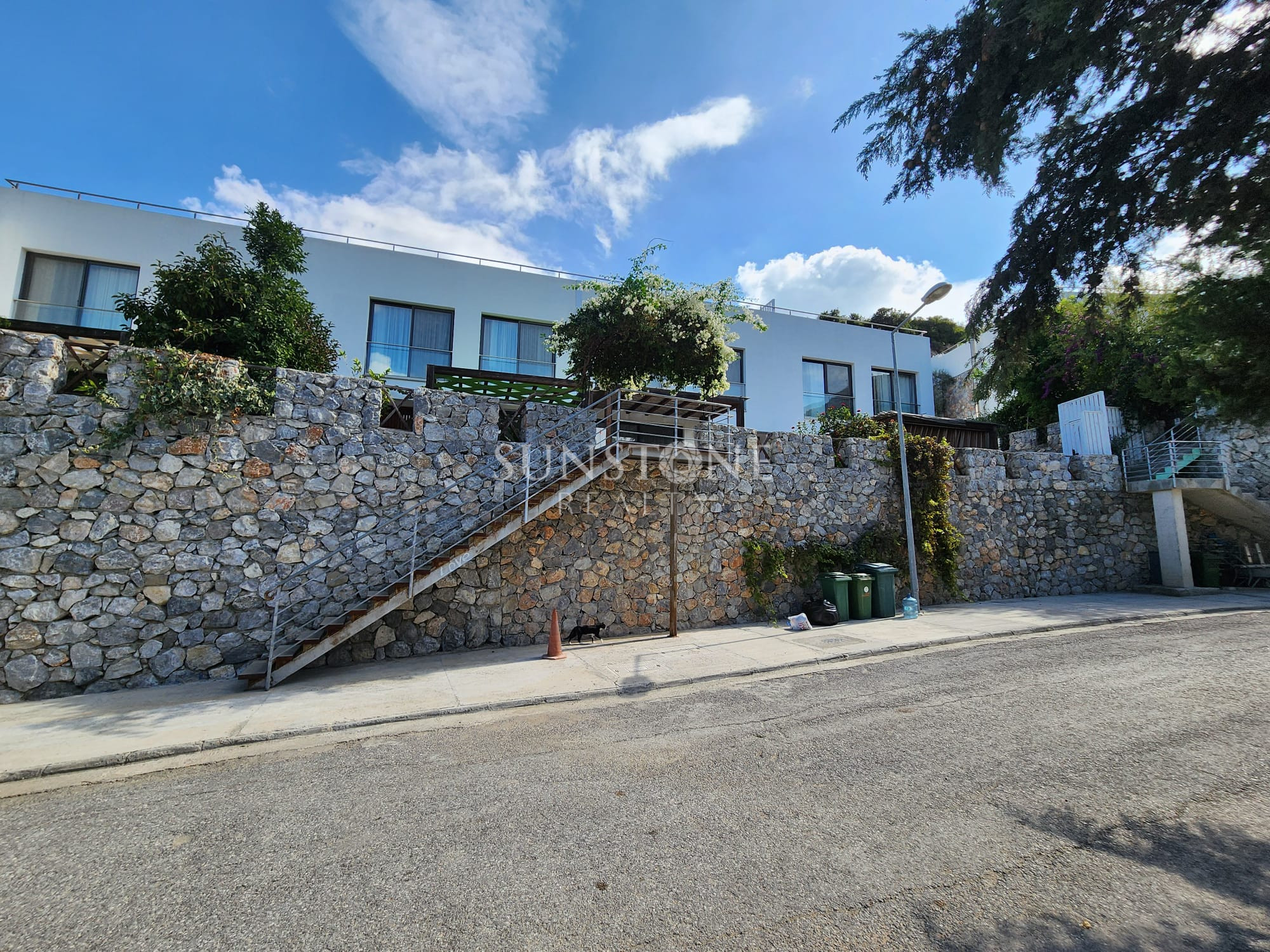  Girne Bellapais'te Dağ ve Doğa Manzaralı Full Eşyalı 4+1 Türk Koçanlı Satılık İkiz Villa. 33