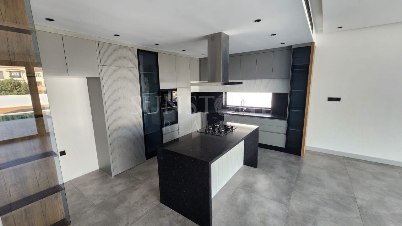 Kıbrıs Girne Çatalköy'de Türk Koçanlı Özel Tasarımlı Satılık 4+1 Havuzlu Villa. 8