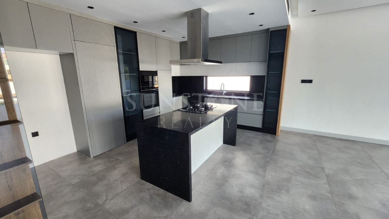 Kıbrıs Girne Çatalköy'de Türk Koçanlı Özel Tasarımlı Satılık 4+1 Havuzlu Villa. 6