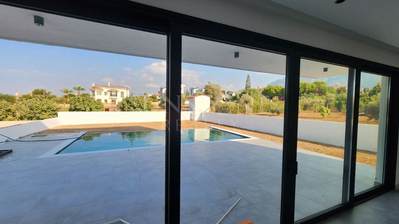 Kıbrıs Girne Çatalköy'de Türk Koçanlı Özel Tasarımlı Satılık 4+1 Havuzlu Villa. 15