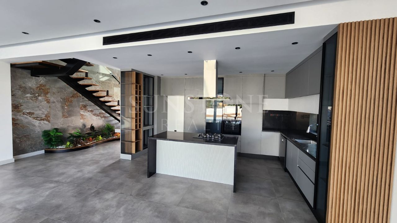 Kıbrıs Girne Çatalköy'de Türk Koçanlı Özel Tasarımlı Satılık 4+1 Havuzlu Villa. 7