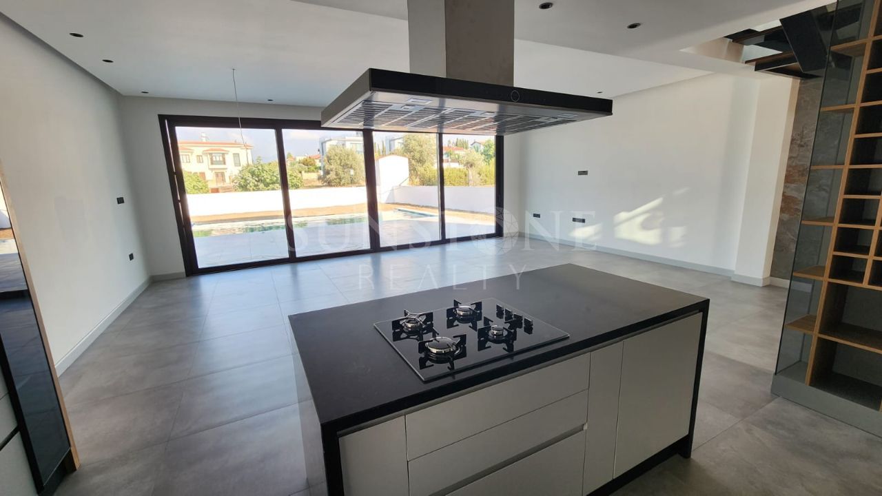 Kıbrıs Girne Çatalköy'de Türk Koçanlı Özel Tasarımlı Satılık 4+1 Havuzlu Villa. 14