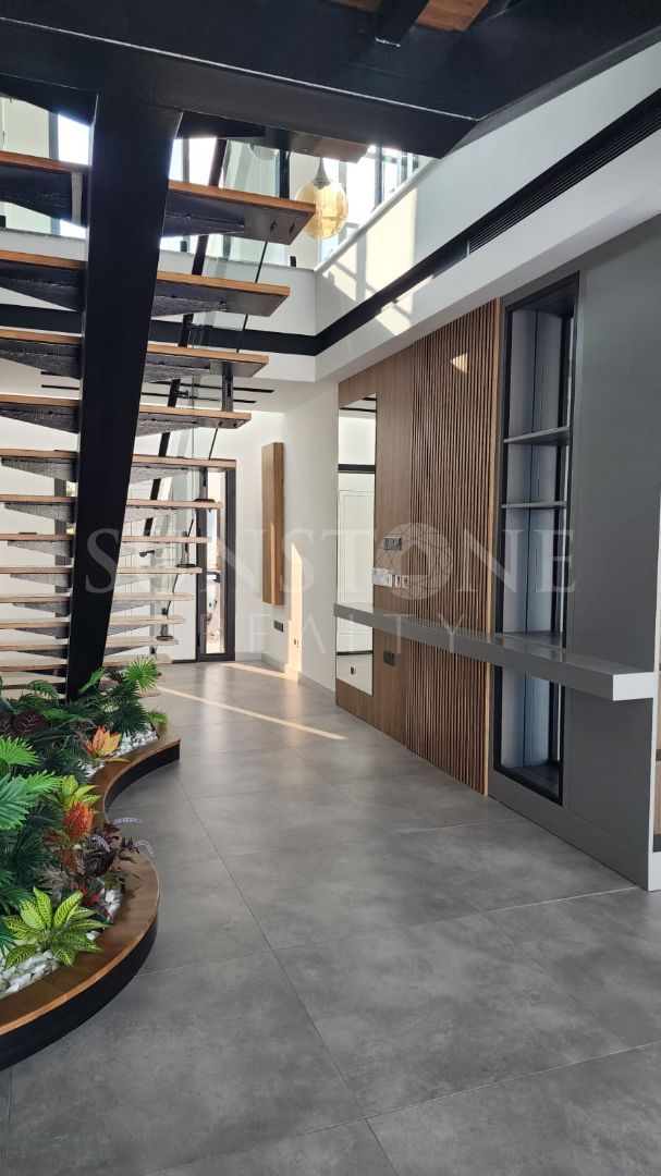 Kıbrıs Girne Çatalköy'de Türk Koçanlı Özel Tasarımlı Satılık 4+1 Havuzlu Villa. 9