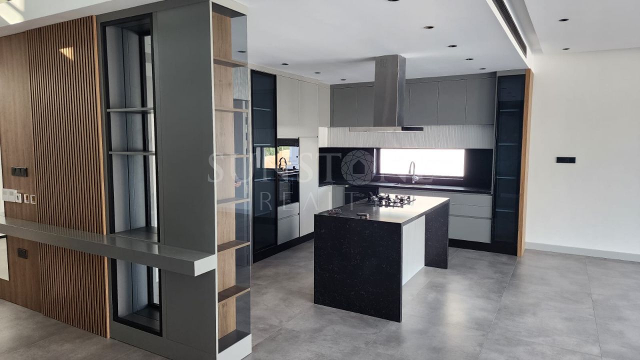 Kıbrıs Girne Çatalköy'de Türk Koçanlı Özel Tasarımlı Satılık 4+1 Havuzlu Villa. 10