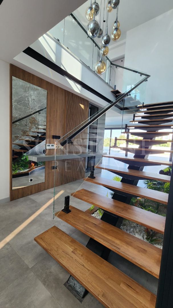 Kıbrıs Girne Çatalköy'de Türk Koçanlı Özel Tasarımlı Satılık 4+1 Havuzlu Villa. 11