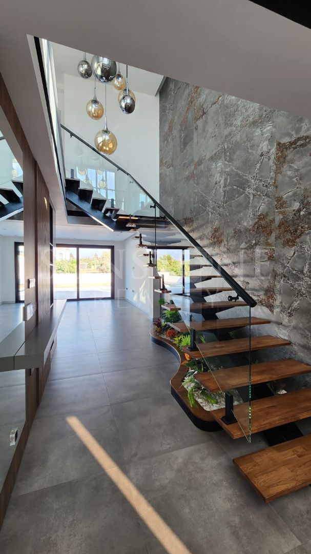 Kıbrıs Girne Çatalköy'de Türk Koçanlı Özel Tasarımlı Satılık 4+1 Havuzlu Villa. 12