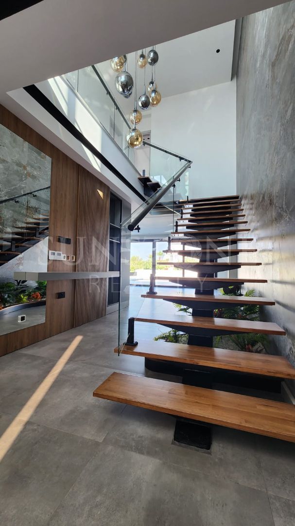 Kıbrıs Girne Çatalköy'de Türk Koçanlı Özel Tasarımlı Satılık 4+1 Havuzlu Villa. 13