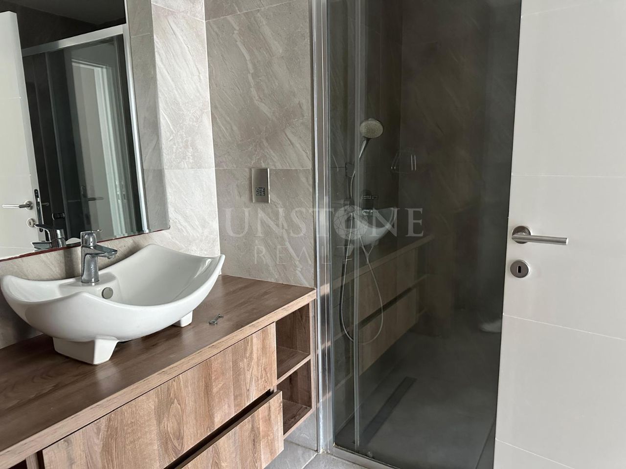 Kıbrıs Girne Merkezde Satılık Türk Koçanlı 2+1 Lüks Daire. 21