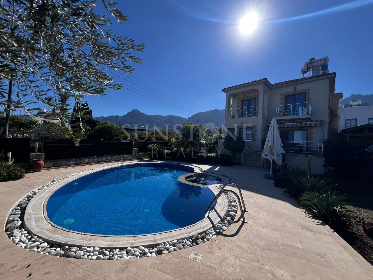 Girne Karaoğlanoğlu'nda Özel Havuzlu ve Bahçeli Kiralık Villa 25