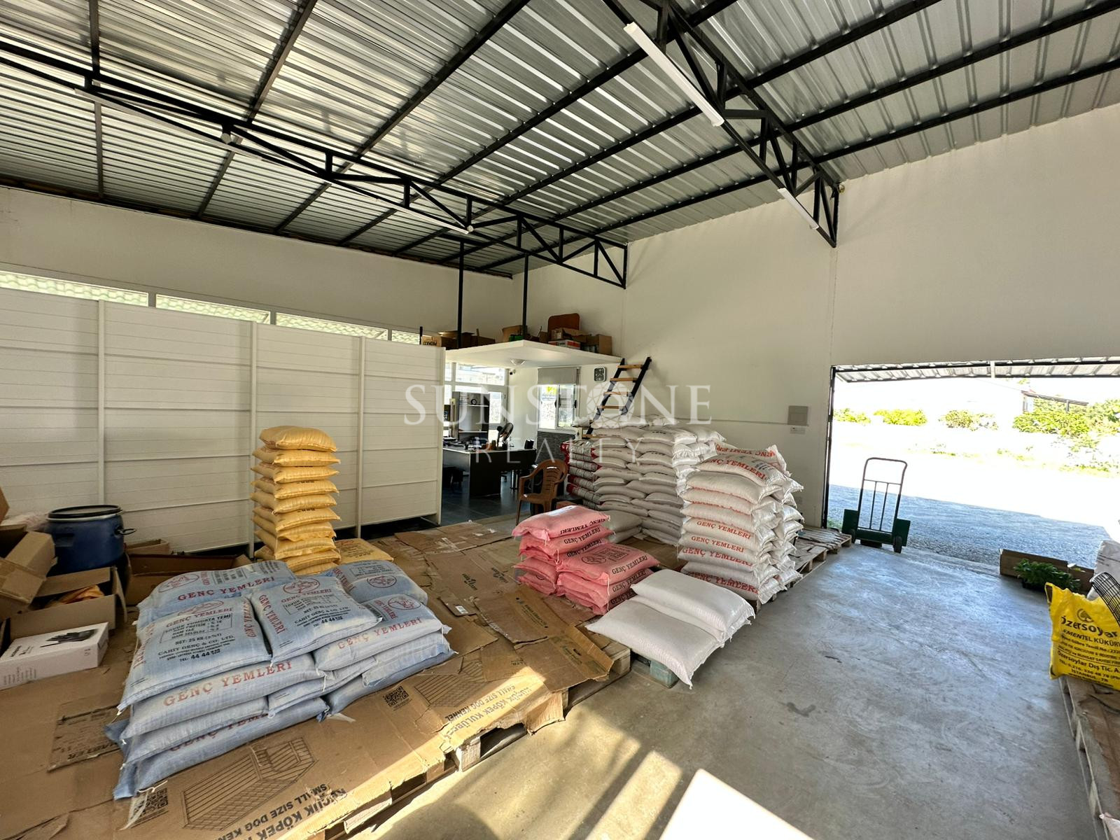 Girne Karşıyaka Bölgesinde 640 m2 Özel Arazili Kiralık İş Yeri. 15