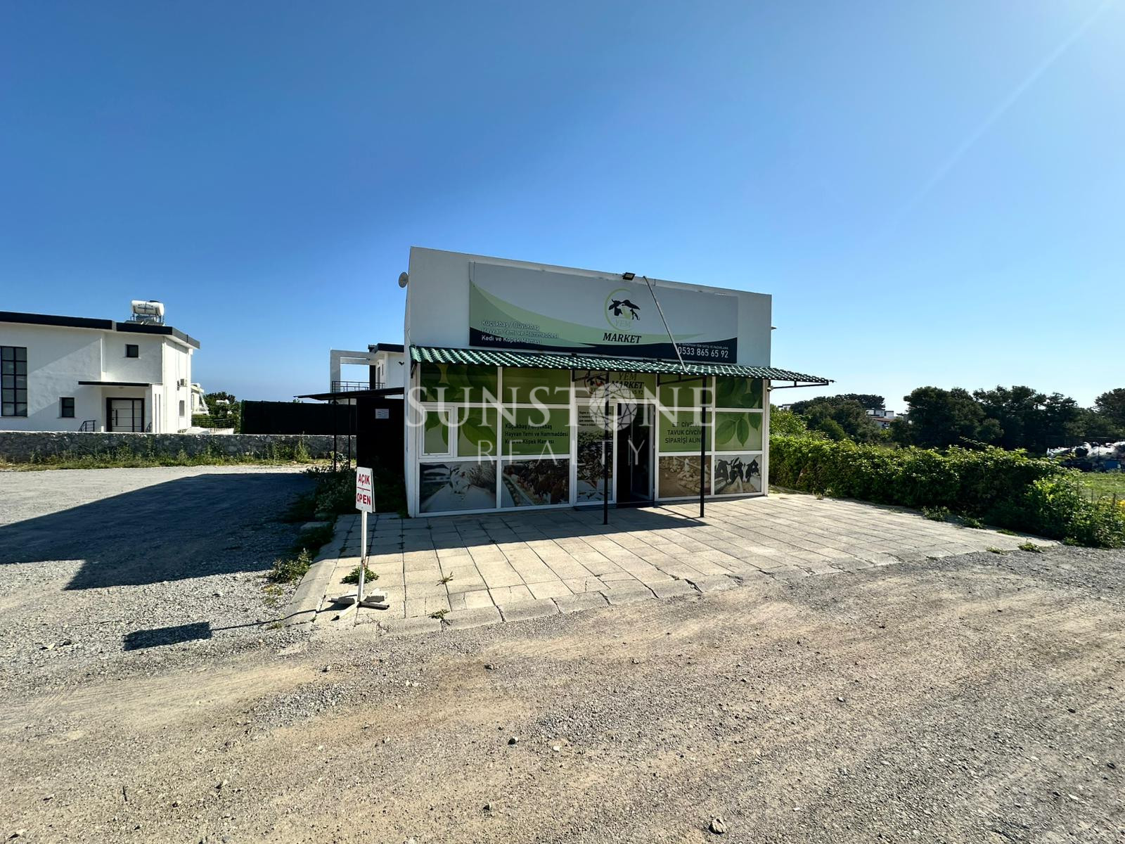 Girne Karşıyaka Bölgesinde 640 m2 Özel Arazili Kiralık İş Yeri. 8