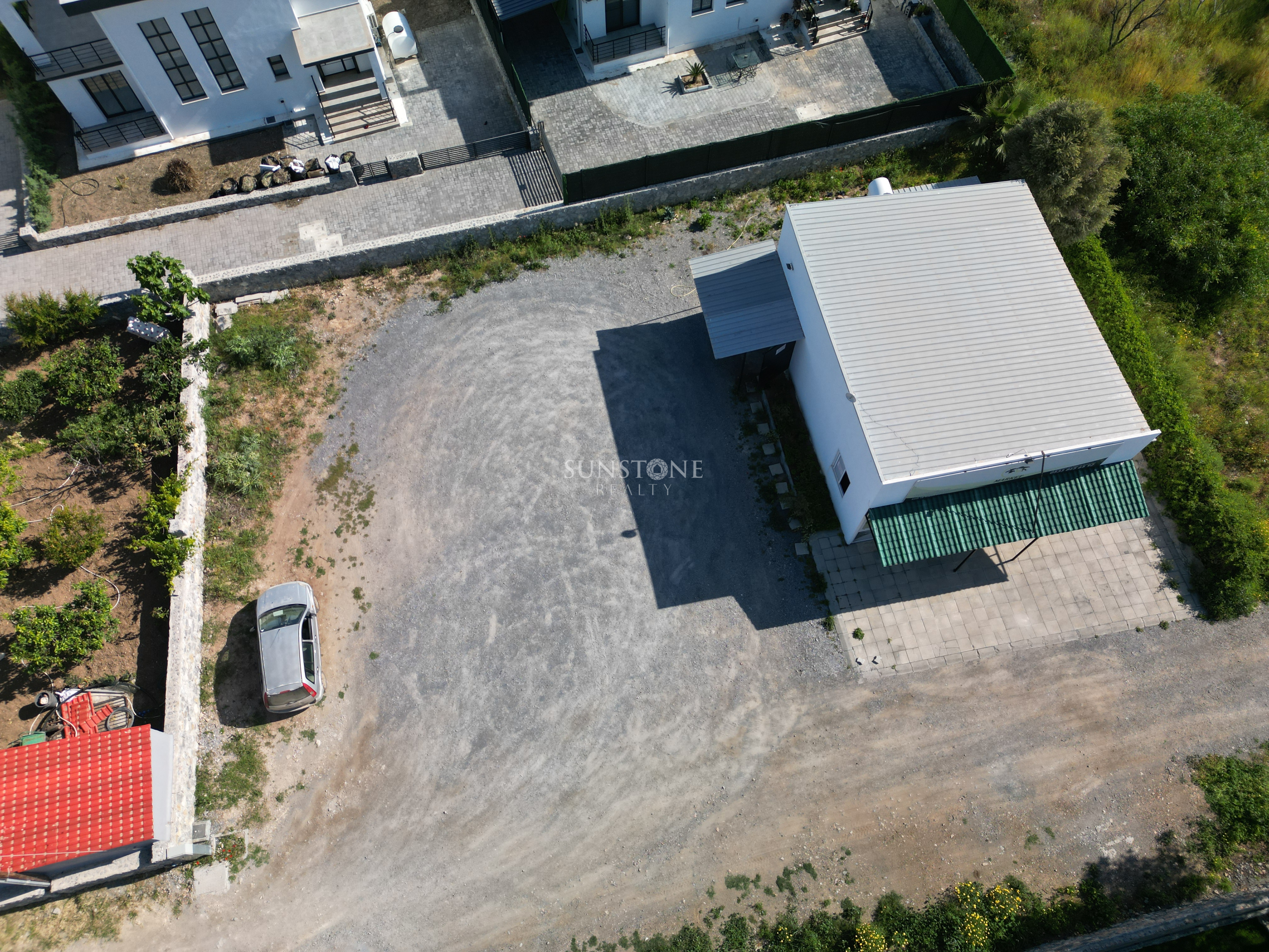 Girne Karşıyaka Bölgesinde 640 m2 Özel Arazili Kiralık İş Yeri. 11