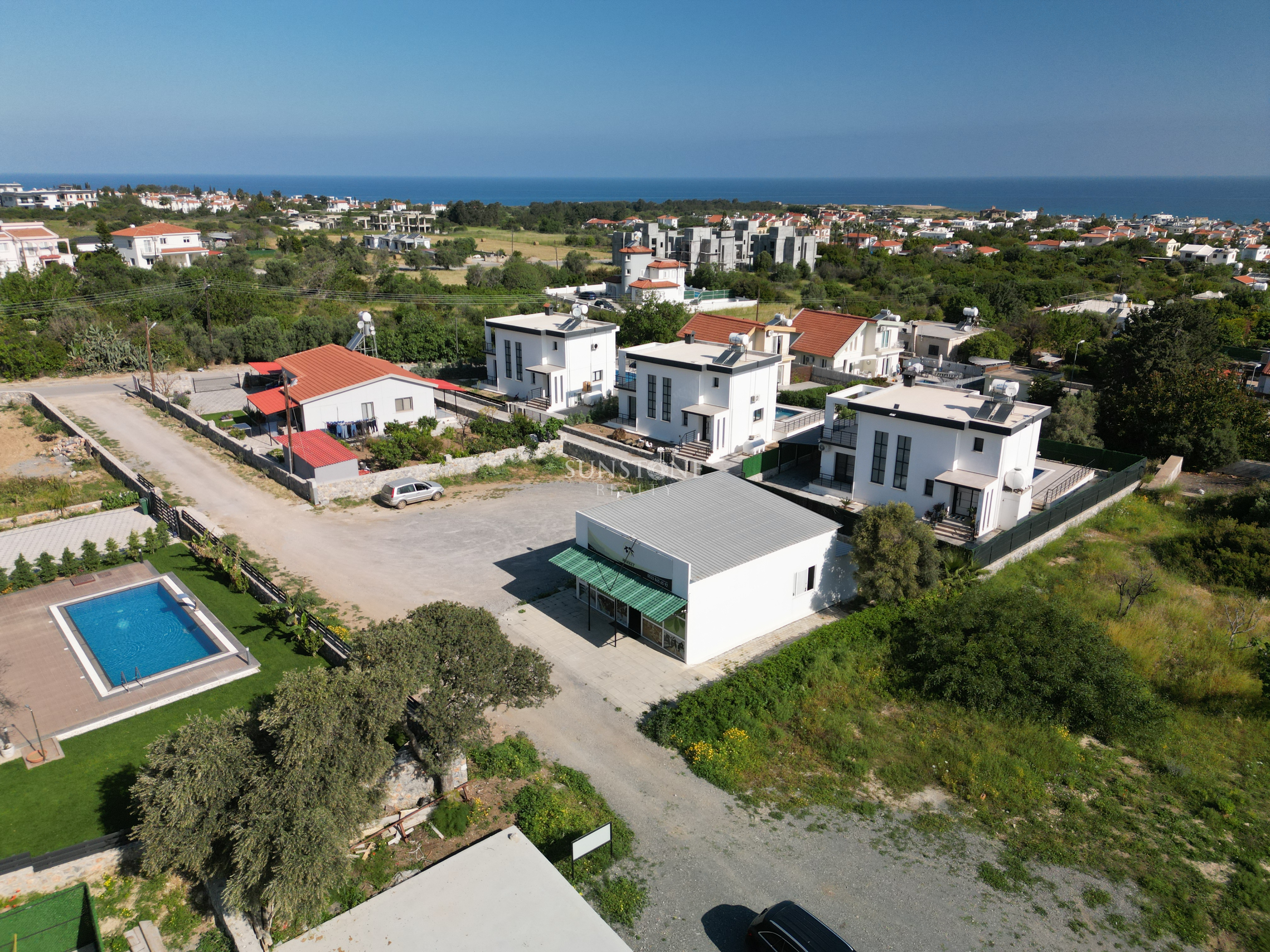 Girne Karşıyaka Bölgesinde 640 m2 Özel Arazili Kiralık İş Yeri. 4