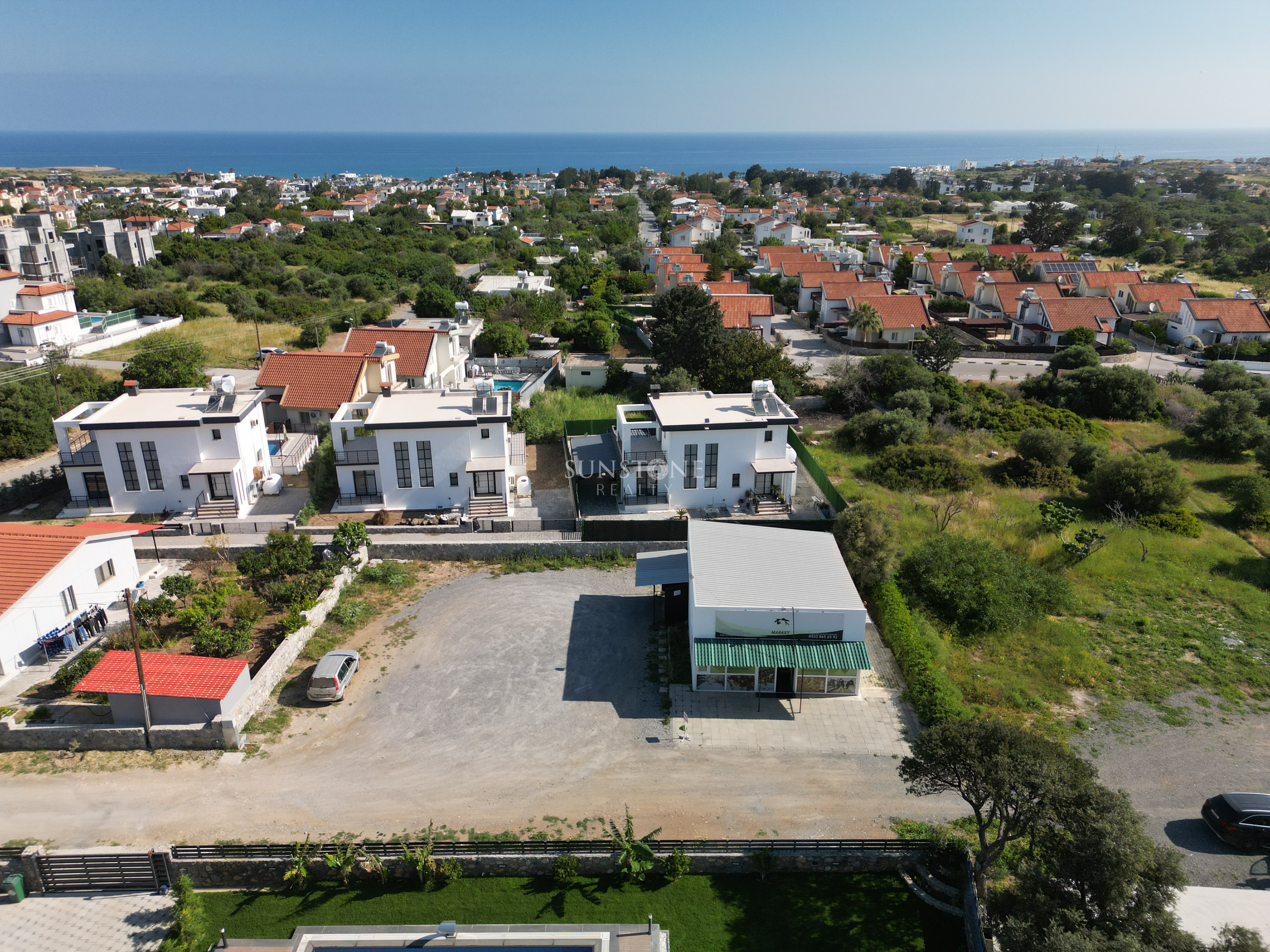 Girne Karşıyaka Bölgesinde 640 m2 Özel Arazili Kiralık İş Yeri. 3