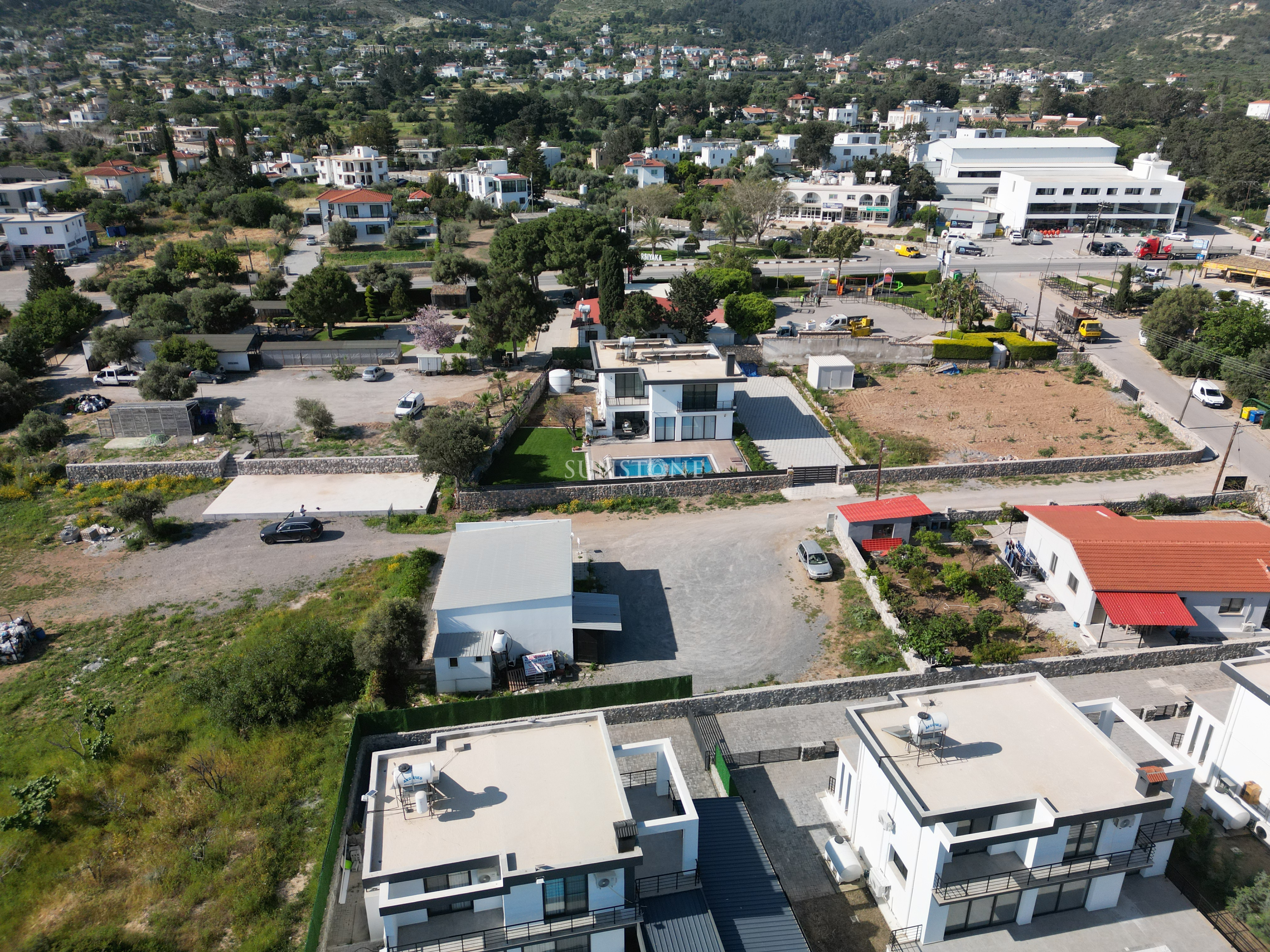 Girne Karşıyaka Bölgesinde 640 m2 Özel Arazili Kiralık İş Yeri. 7
