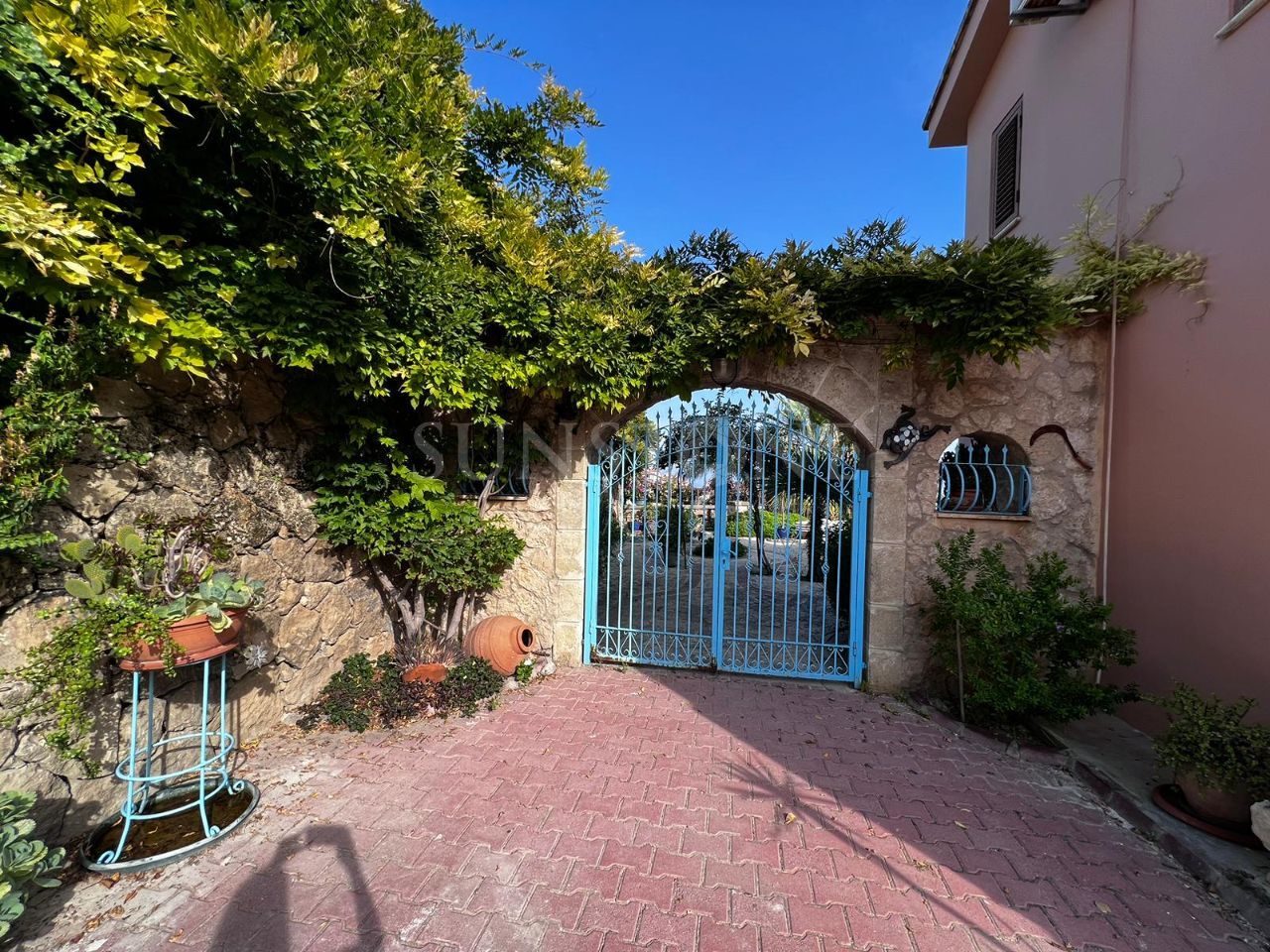 Kıbrıs Girne Alsancak'da Satılık Dağ ve Deniz Manzaralı, Muhteşem Akdeniz Stili 3+2 Villa 2