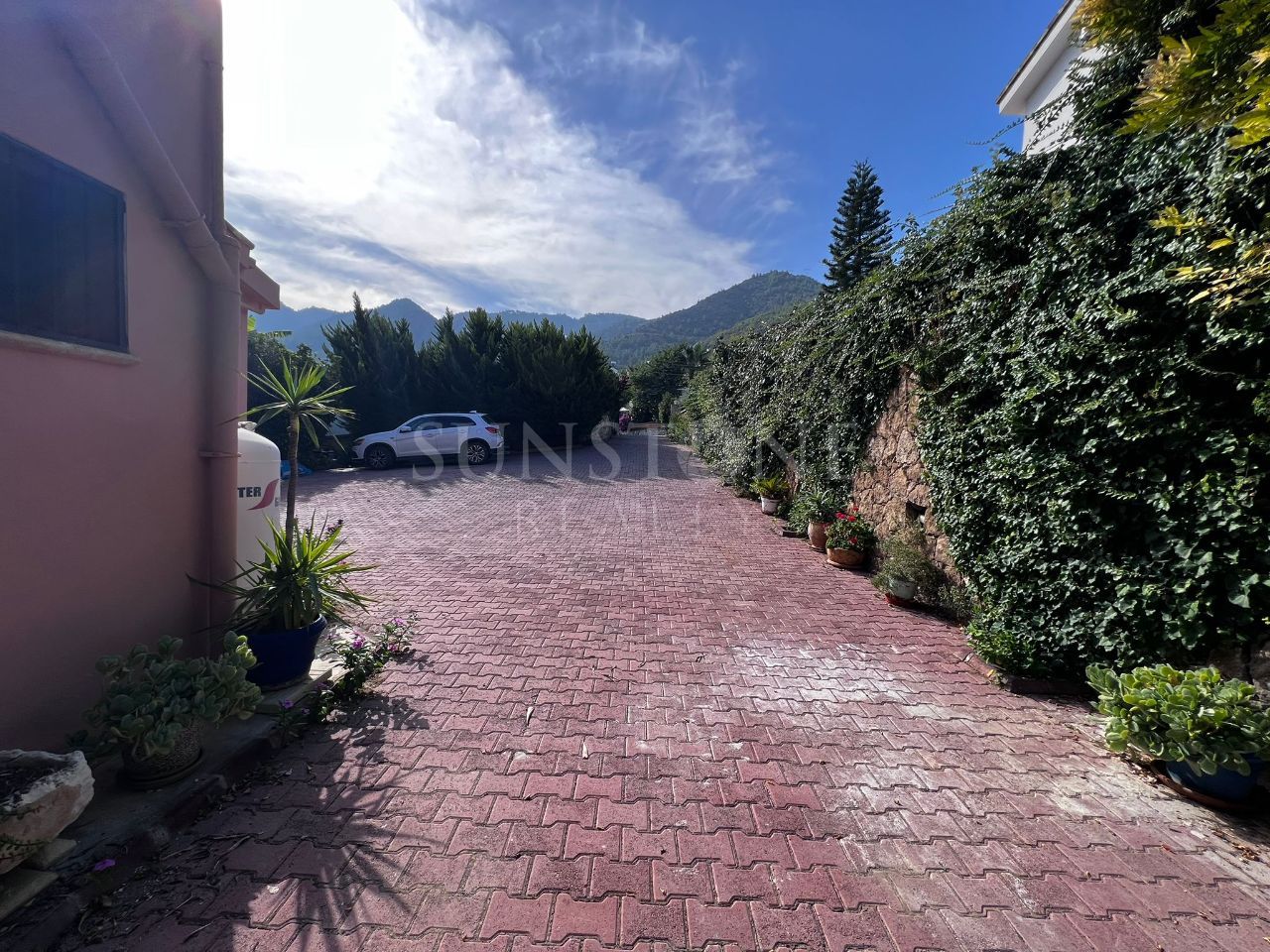 Kıbrıs Girne Alsancak'da Satılık Dağ ve Deniz Manzaralı, Muhteşem Akdeniz Stili 3+2 Villa 28