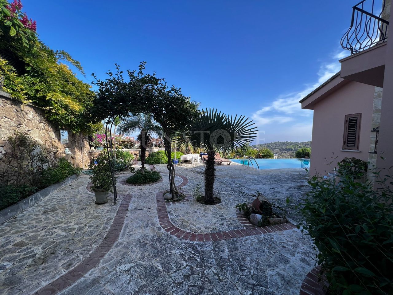 Kıbrıs Girne Alsancak'da Satılık Dağ ve Deniz Manzaralı, Muhteşem Akdeniz Stili 3+2 Villa 27