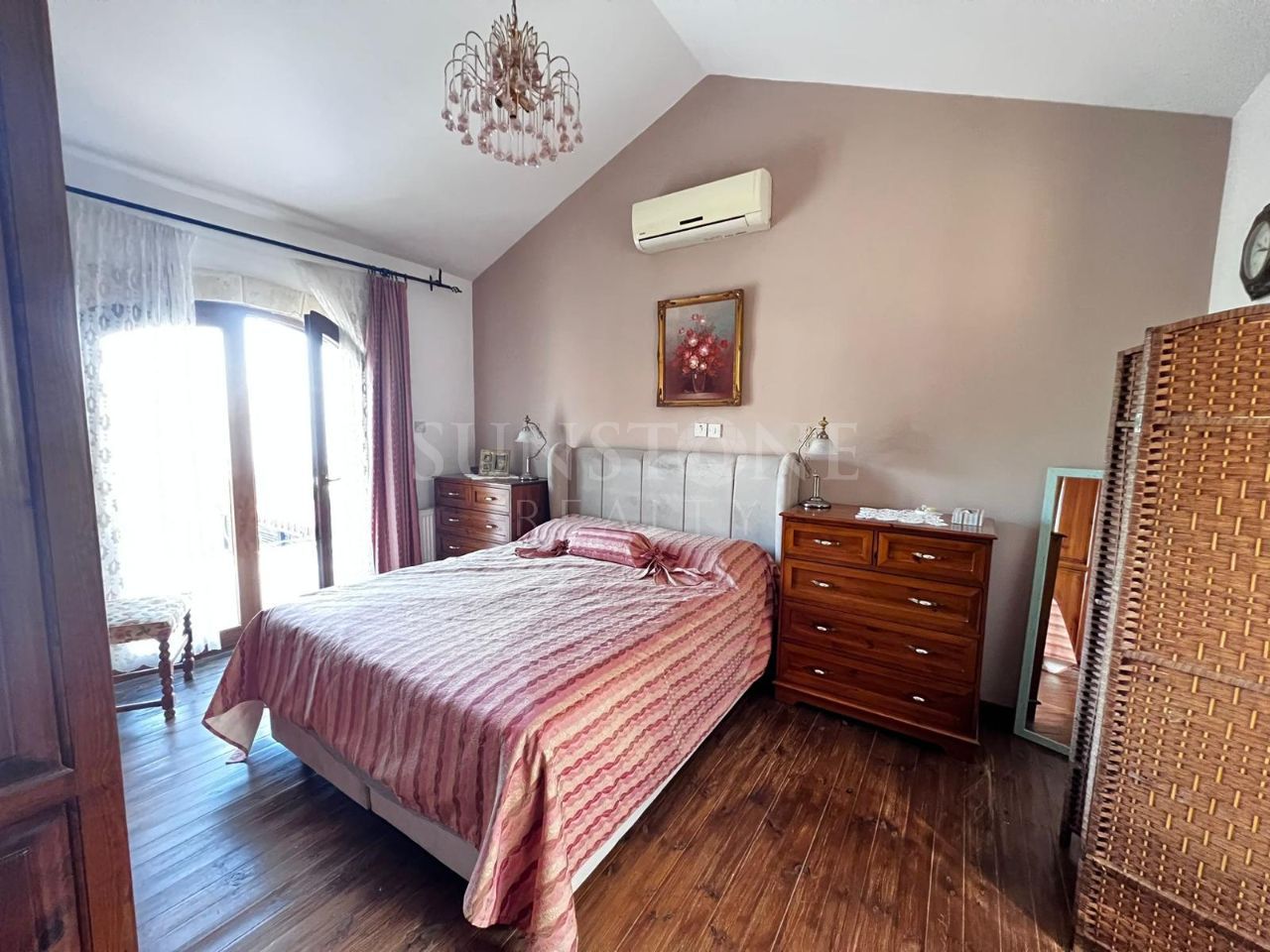 Kıbrıs Girne Alsancak'da Satılık Dağ ve Deniz Manzaralı, Muhteşem Akdeniz Stili 3+2 Villa 12
