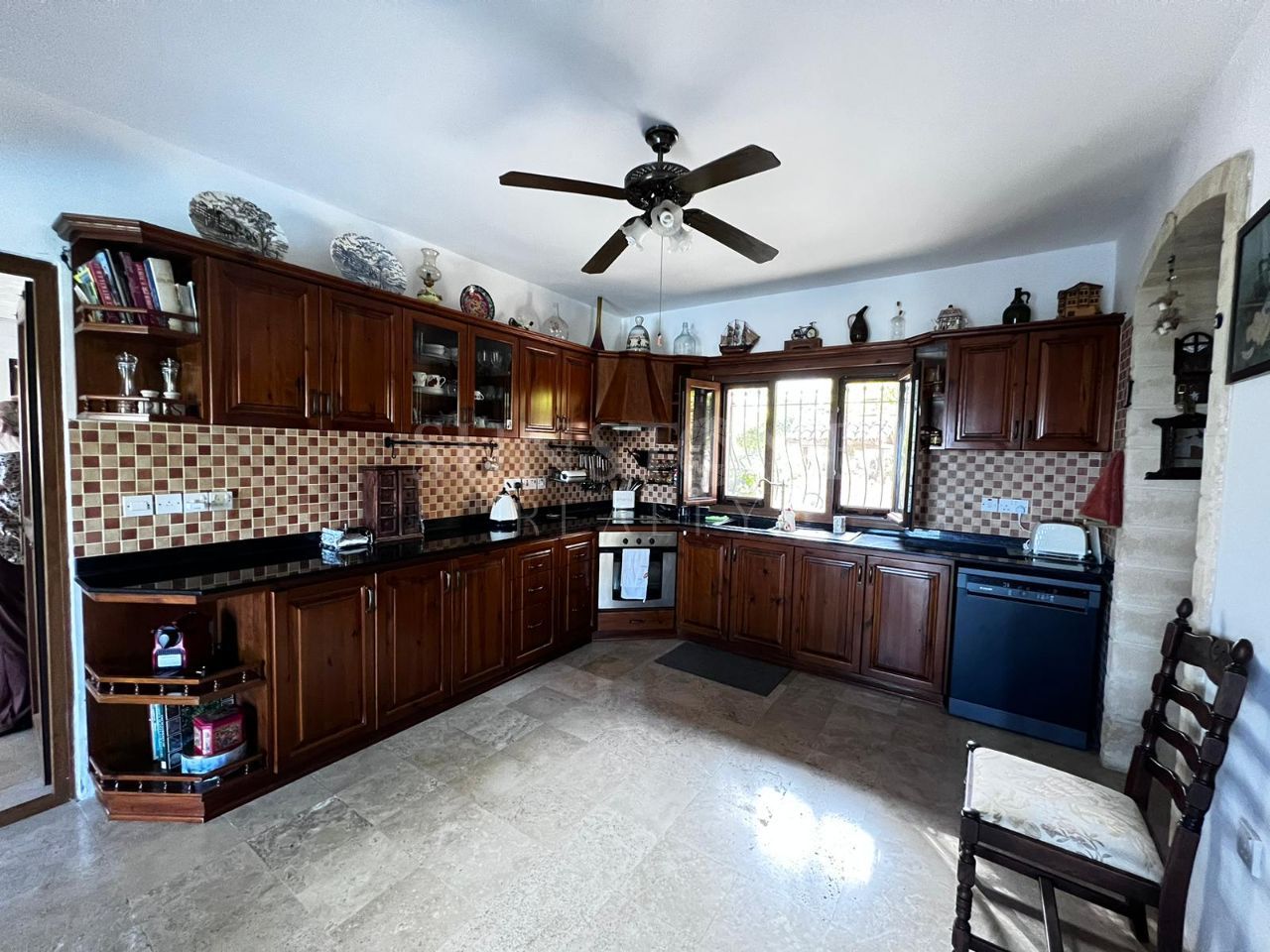 Kıbrıs Girne Alsancak'da Satılık Dağ ve Deniz Manzaralı, Muhteşem Akdeniz Stili 3+2 Villa 8
