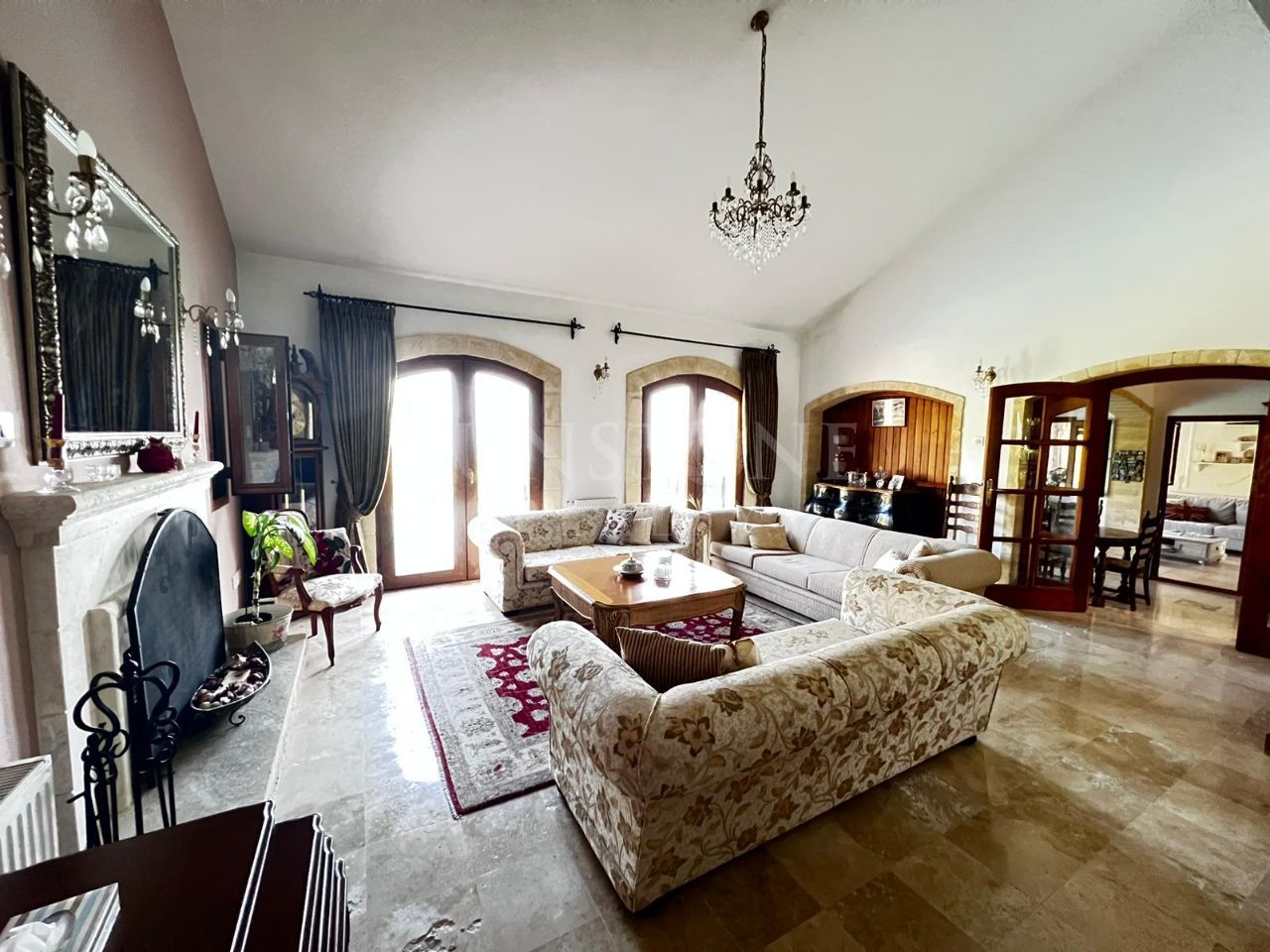 Kıbrıs Girne Alsancak'da Satılık Dağ ve Deniz Manzaralı, Muhteşem Akdeniz Stili 3+2 Villa 3
