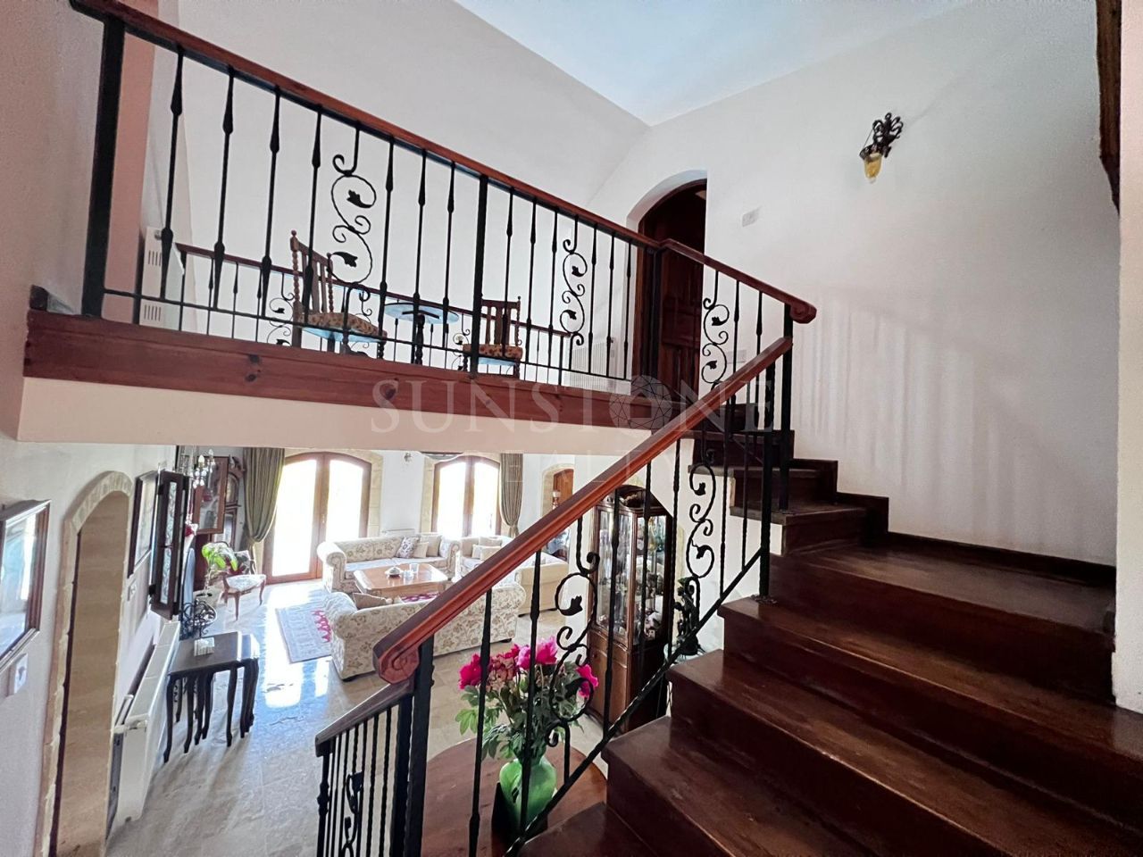 Kıbrıs Girne Alsancak'da Satılık Dağ ve Deniz Manzaralı, Muhteşem Akdeniz Stili 3+2 Villa 17