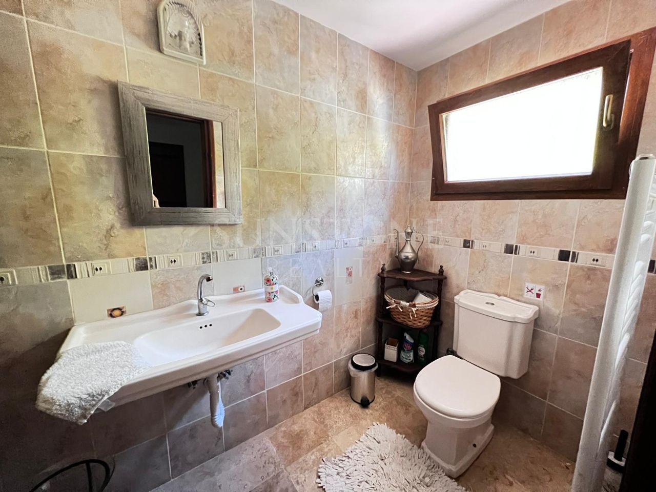 Kıbrıs Girne Alsancak'da Satılık Dağ ve Deniz Manzaralı, Muhteşem Akdeniz Stili 3+2 Villa 18