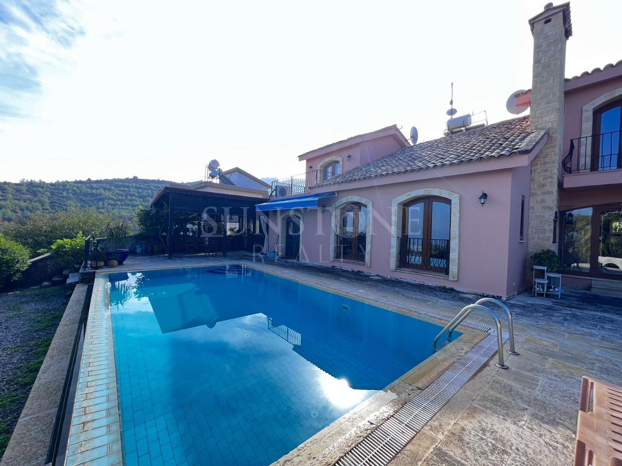 Kıbrıs Girne Alsancak'da Satılık Dağ ve Deniz Manzaralı, Muhteşem Akdeniz Stili 3+2 Villa 21