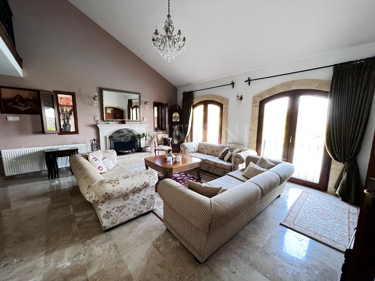 Kıbrıs Girne Alsancak'da Satılık Dağ ve Deniz Manzaralı, Muhteşem Akdeniz Stili 3+2 Villa 4