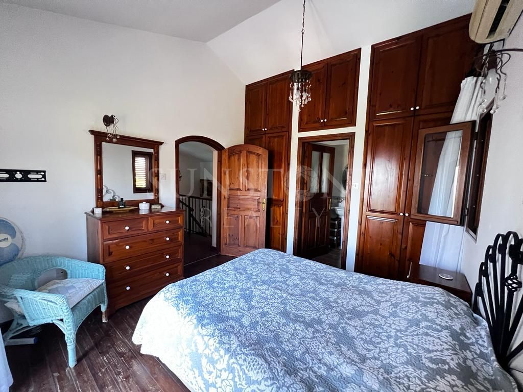 Kıbrıs Girne Alsancak'da Satılık Dağ ve Deniz Manzaralı, Muhteşem Akdeniz Stili 3+2 Villa 14