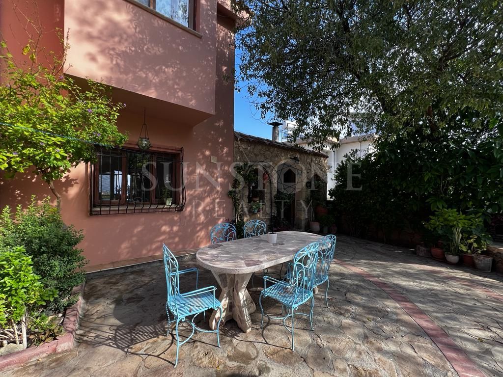 Kıbrıs Girne Alsancak'da Satılık Dağ ve Deniz Manzaralı, Muhteşem Akdeniz Stili 3+2 Villa 25