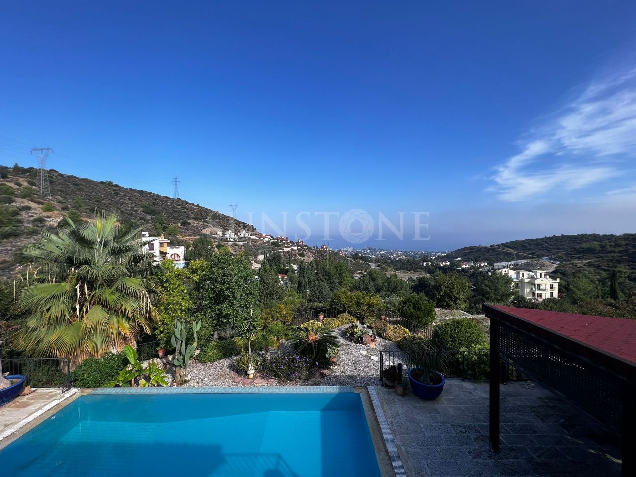 Kıbrıs Girne Alsancak'da Satılık Dağ ve Deniz Manzaralı, Muhteşem Akdeniz Stili 3+2 Villa 30