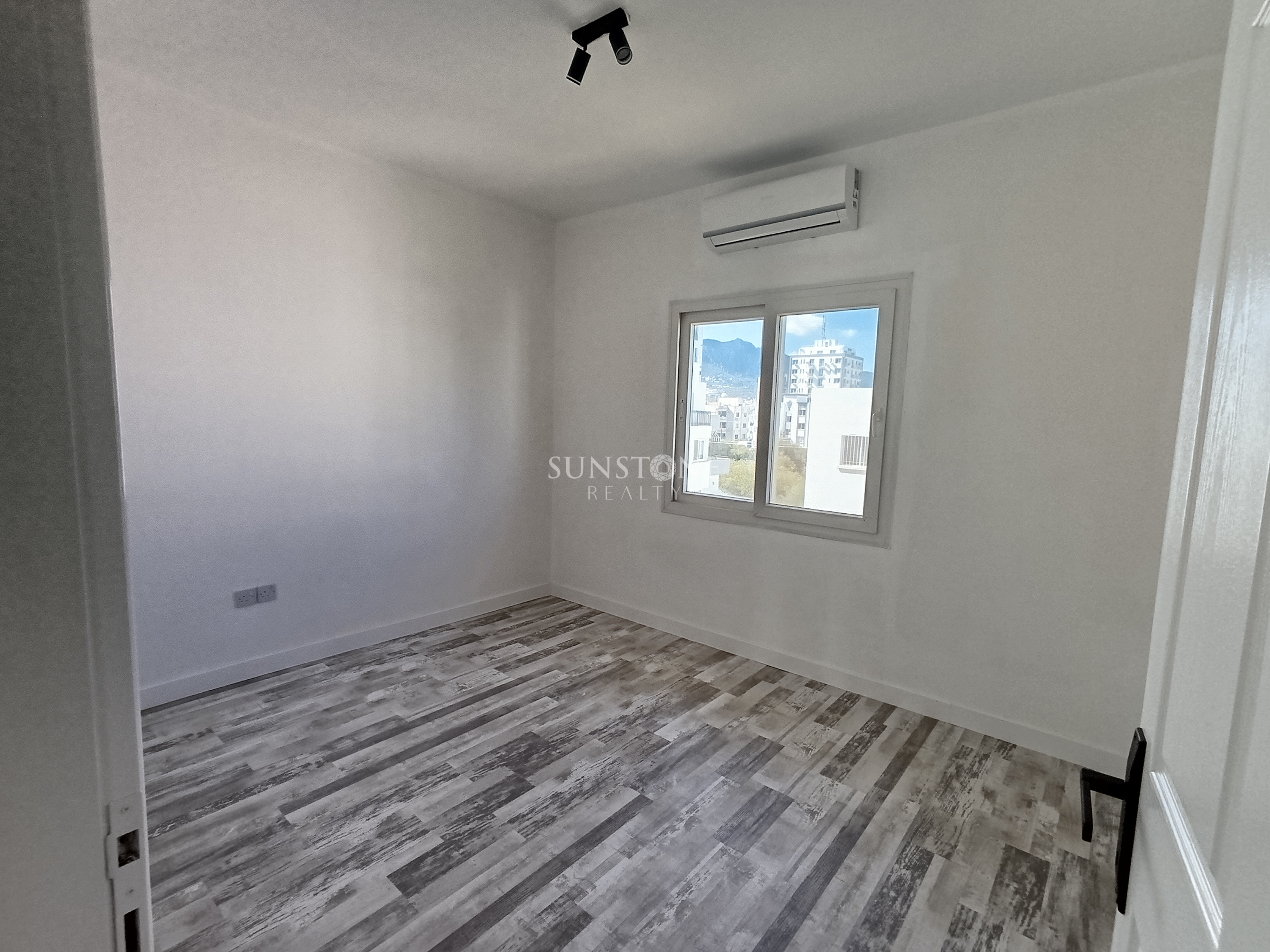 Girne Merkez'de Satılık Deniz Manzaralı Penthouse  12