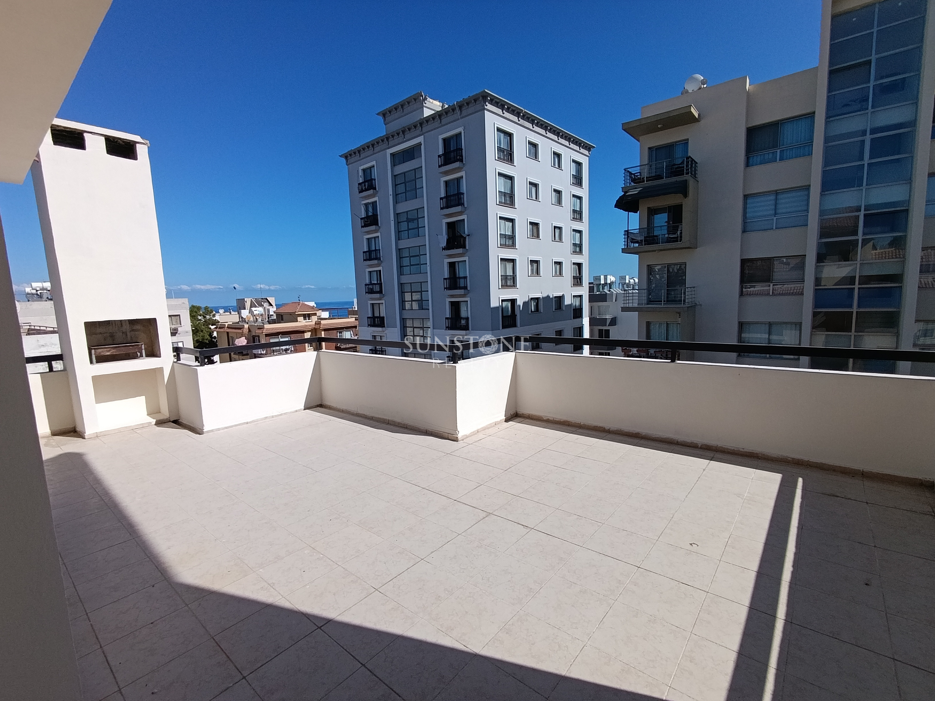 Girne Merkez'de Satılık Deniz Manzaralı Penthouse  8