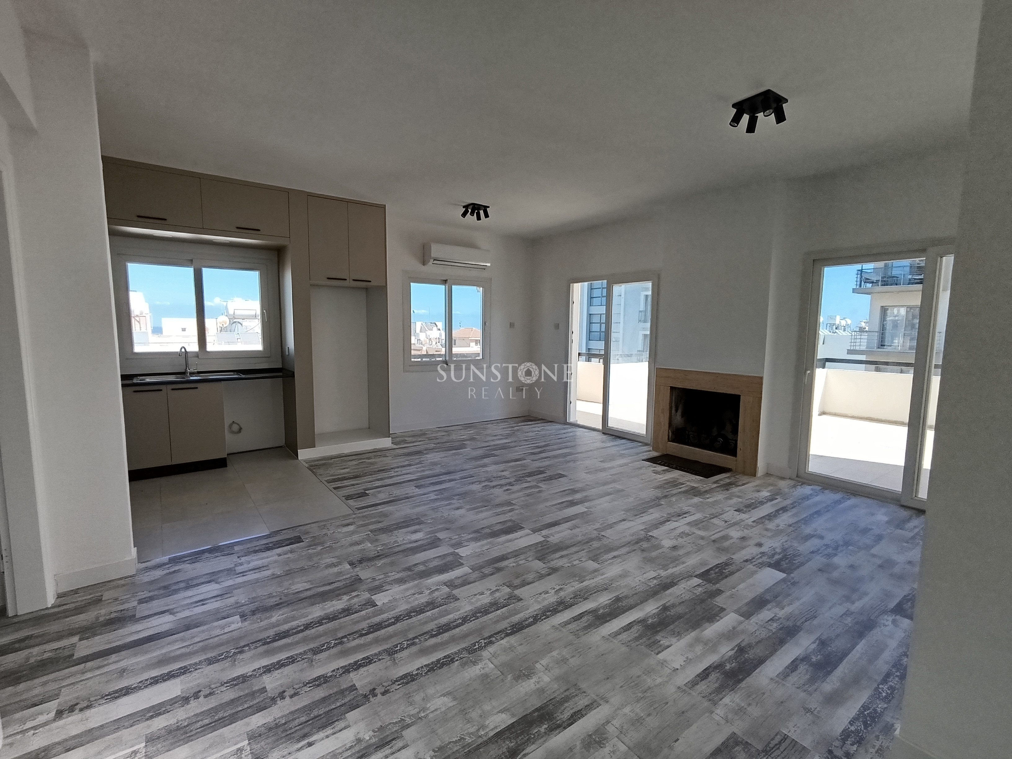 Girne Merkez'de Satılık Deniz Manzaralı Penthouse  2