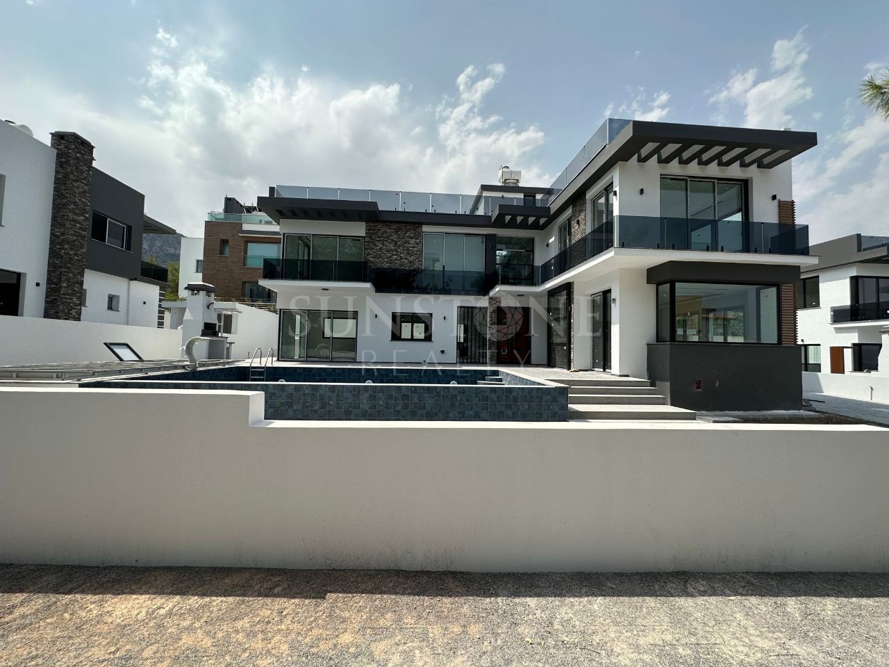 Kıbrıs - Girne - Zeytinlik'te Satılık Türk Koçanlı Havuzlu Özel Tasarım Villa 25