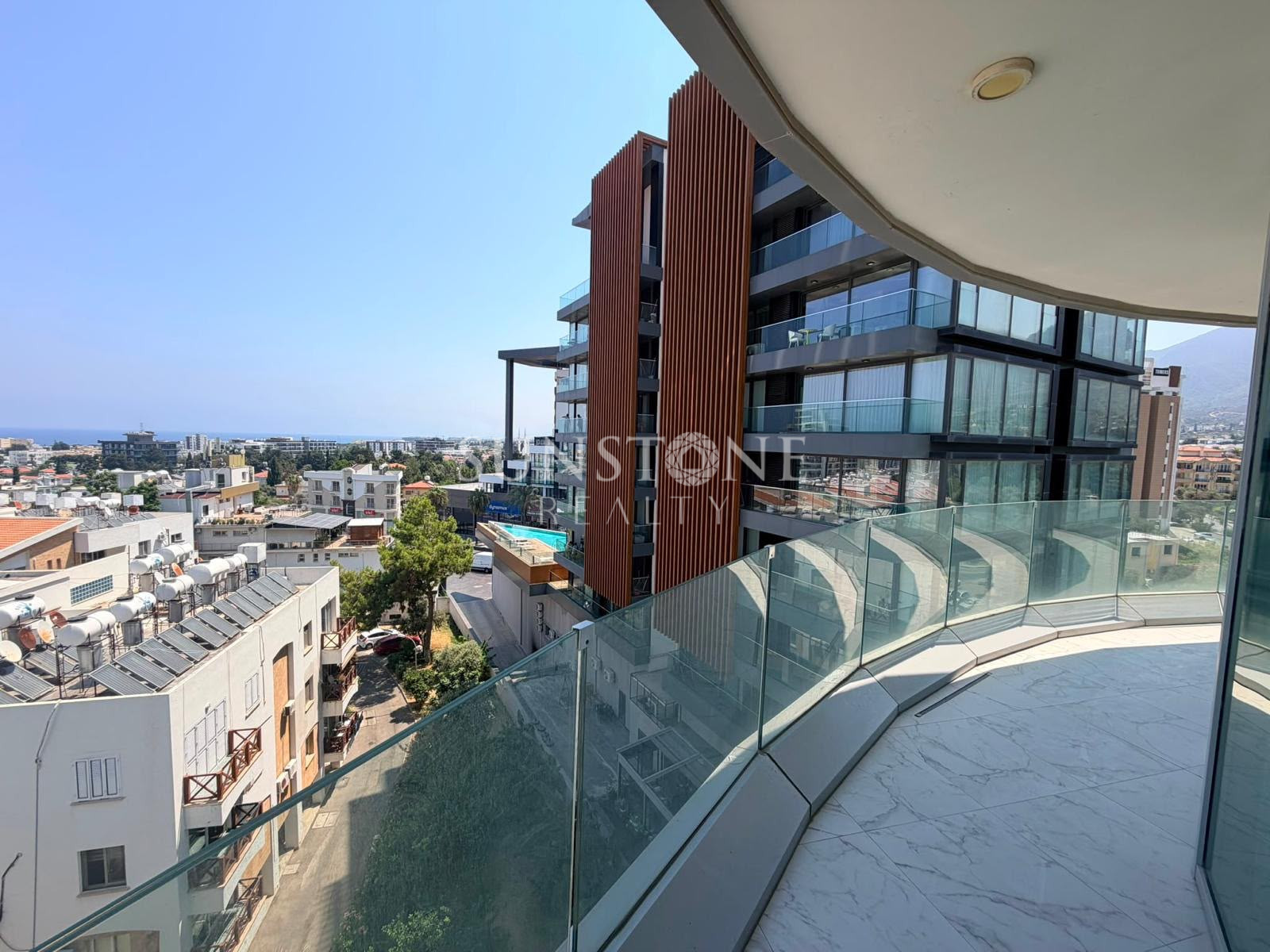 Girne’nin Merkezinde, Deniz ve Dağ Manzaralı Kiralık 2+1 Daire 9