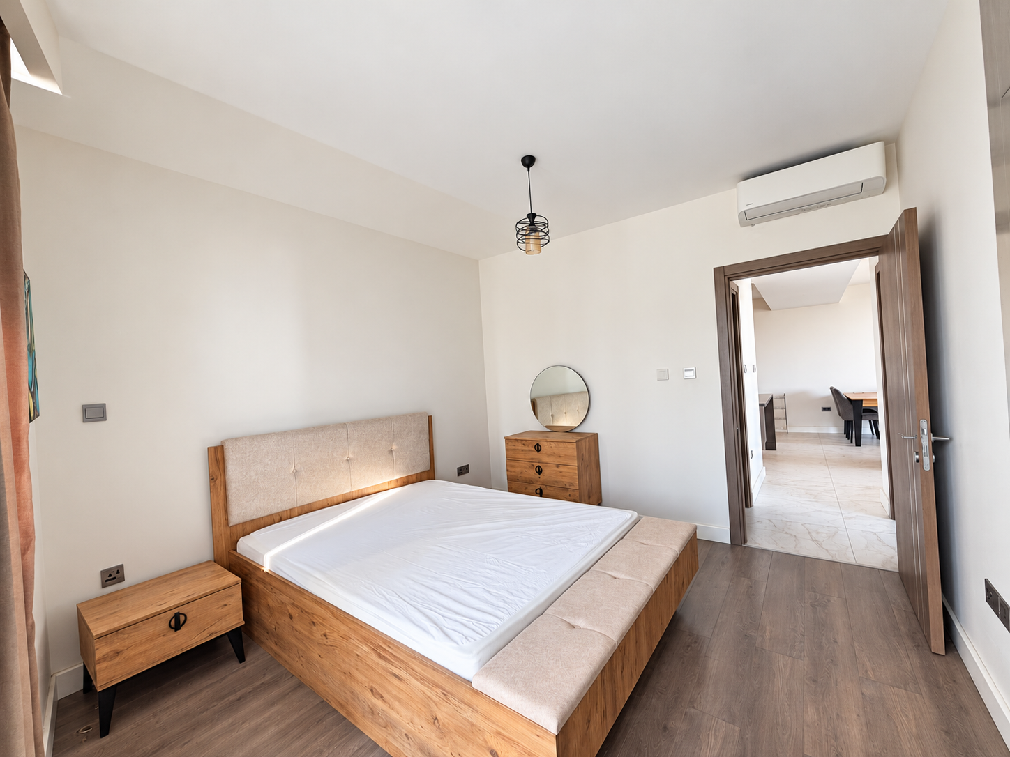 Girne’nin Merkezinde, Deniz ve Dağ Manzaralı Kiralık 2+1 Daire 11