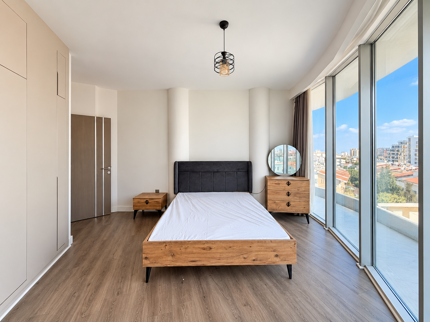 Girne’nin Merkezinde, Deniz ve Dağ Manzaralı Kiralık 2+1 Daire 10