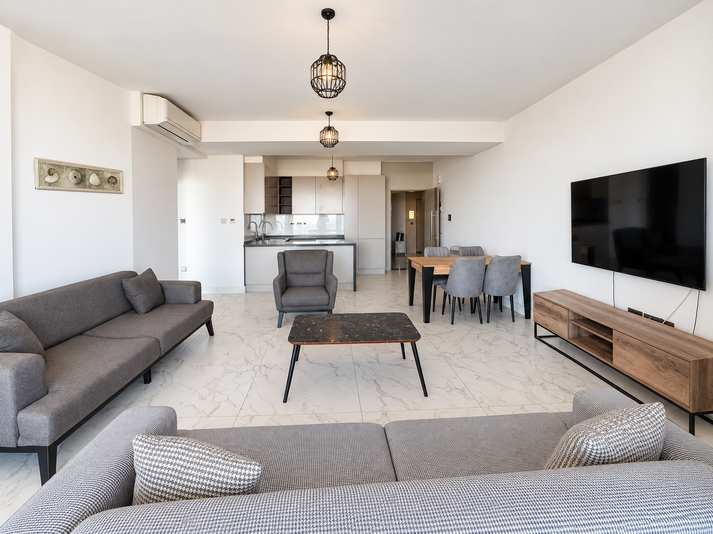 Girne’nin Merkezinde, Deniz ve Dağ Manzaralı Kiralık 2+1 Daire 5